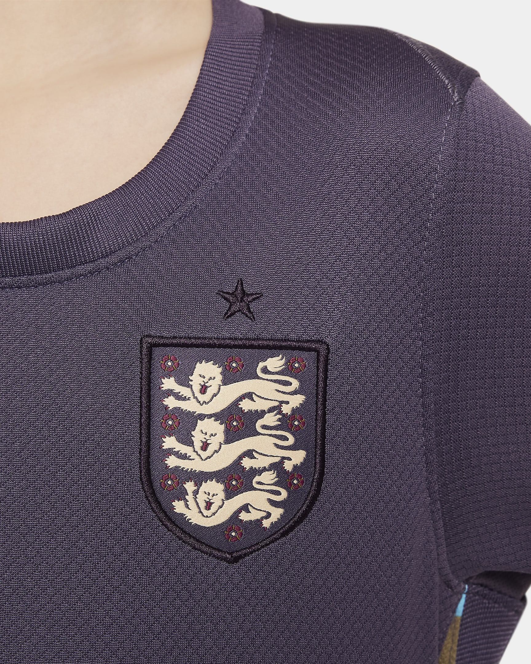 England 2024/25 Stadium Away dreiteiliges Nike Replika Fußballtrikot-Set (jüngere Kinder) - Dark Raisin/Sesame