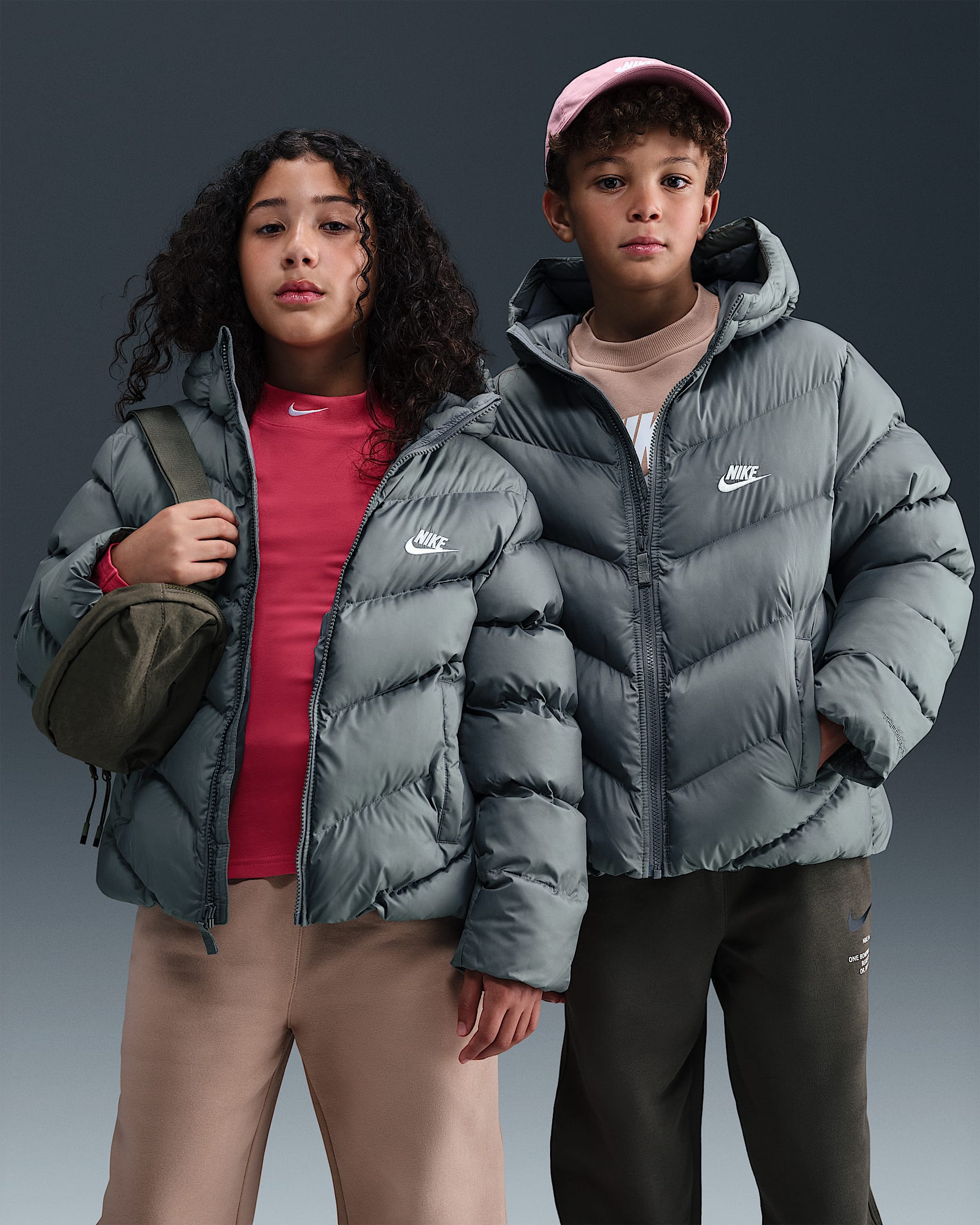 Nike Sportswear All Day Play Therma-FIT boblejakke med ledig passform til store barn - Smoke Grey/Hvit