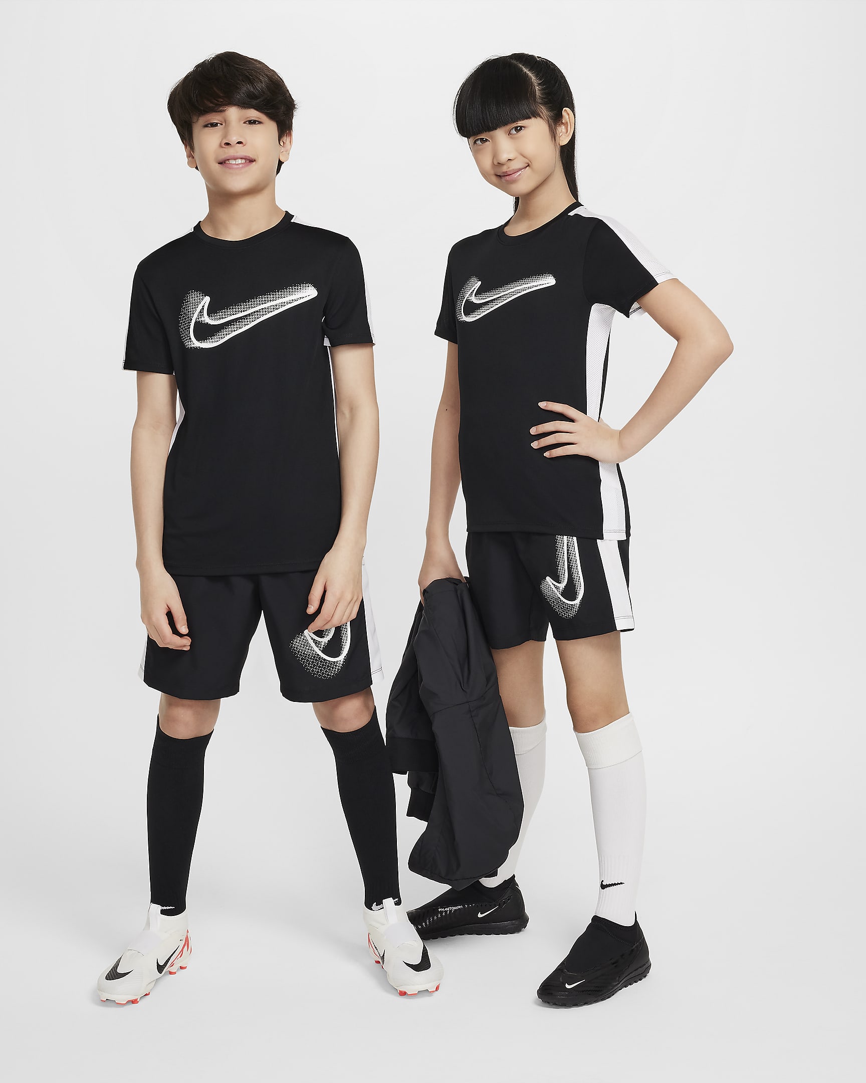 Playera de fútbol Dri-FIT para niños talla grande Nike Academy23 - Negro/Blanco/Blanco