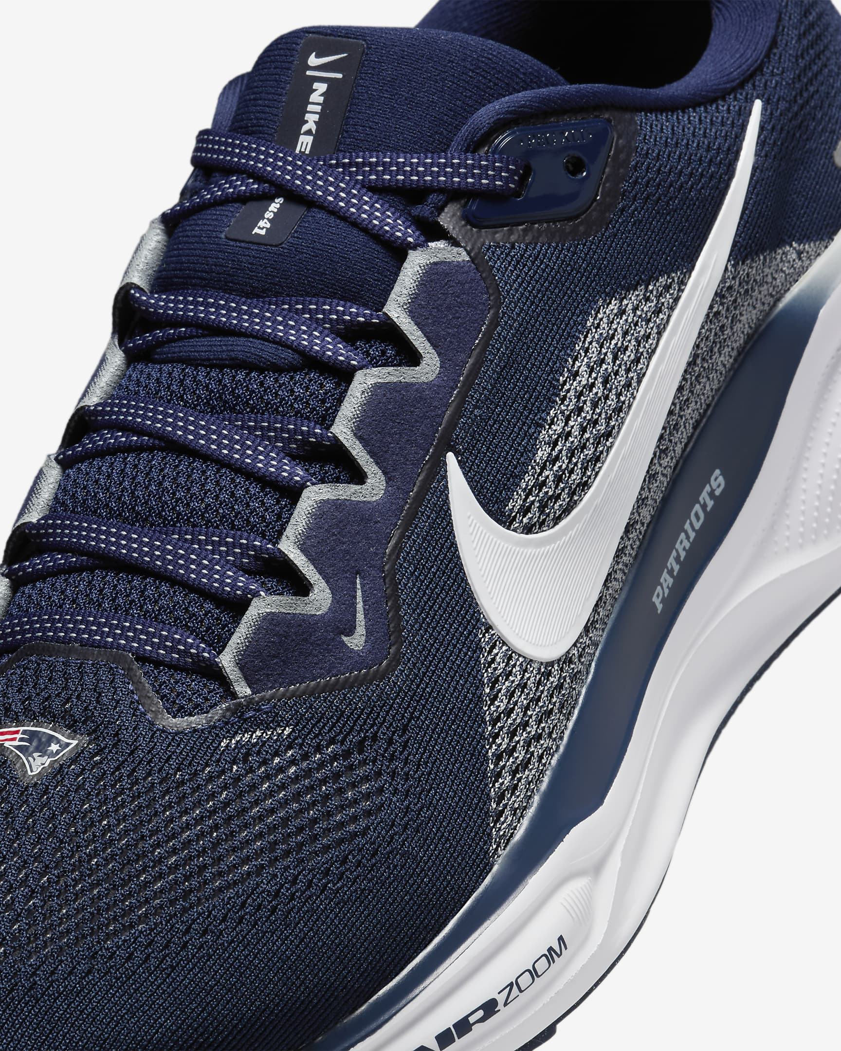 Tenis de correr en pavimento para hombre Nike Pegasus 41 NFL New England Patriots - Azul marino universitario/Blanco/Gris lobo/Blanco