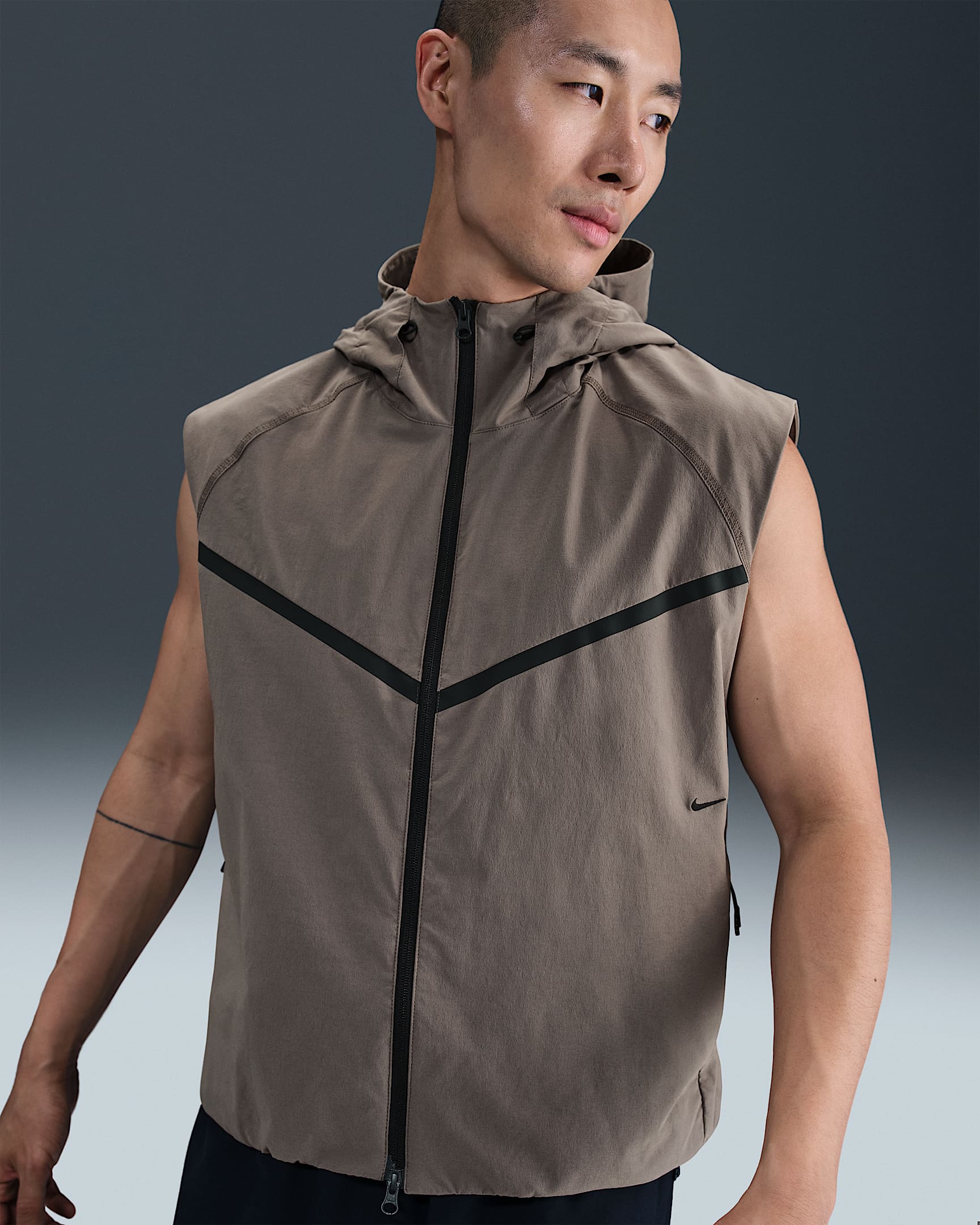 ナイキ テック メンズ Dri-FIT ウーブン ウィンドランナー ベスト - ケイブストーン/ブラック