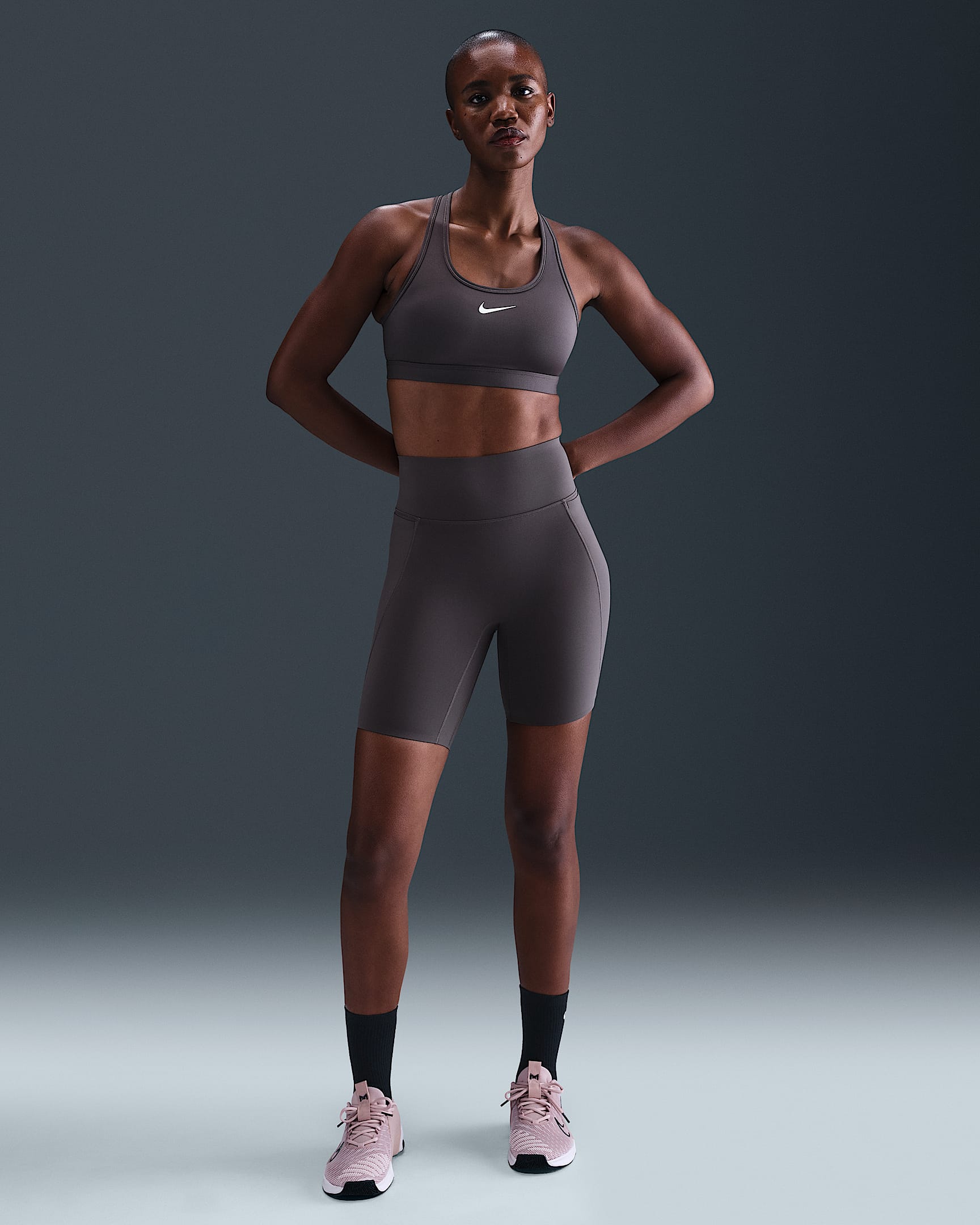 Shorts de ciclismo con bolsillos de 20 cm de tiro alto y media sujeción para mujer Nike Universa - Gris trueno/Gris trueno/Sombra oscuro