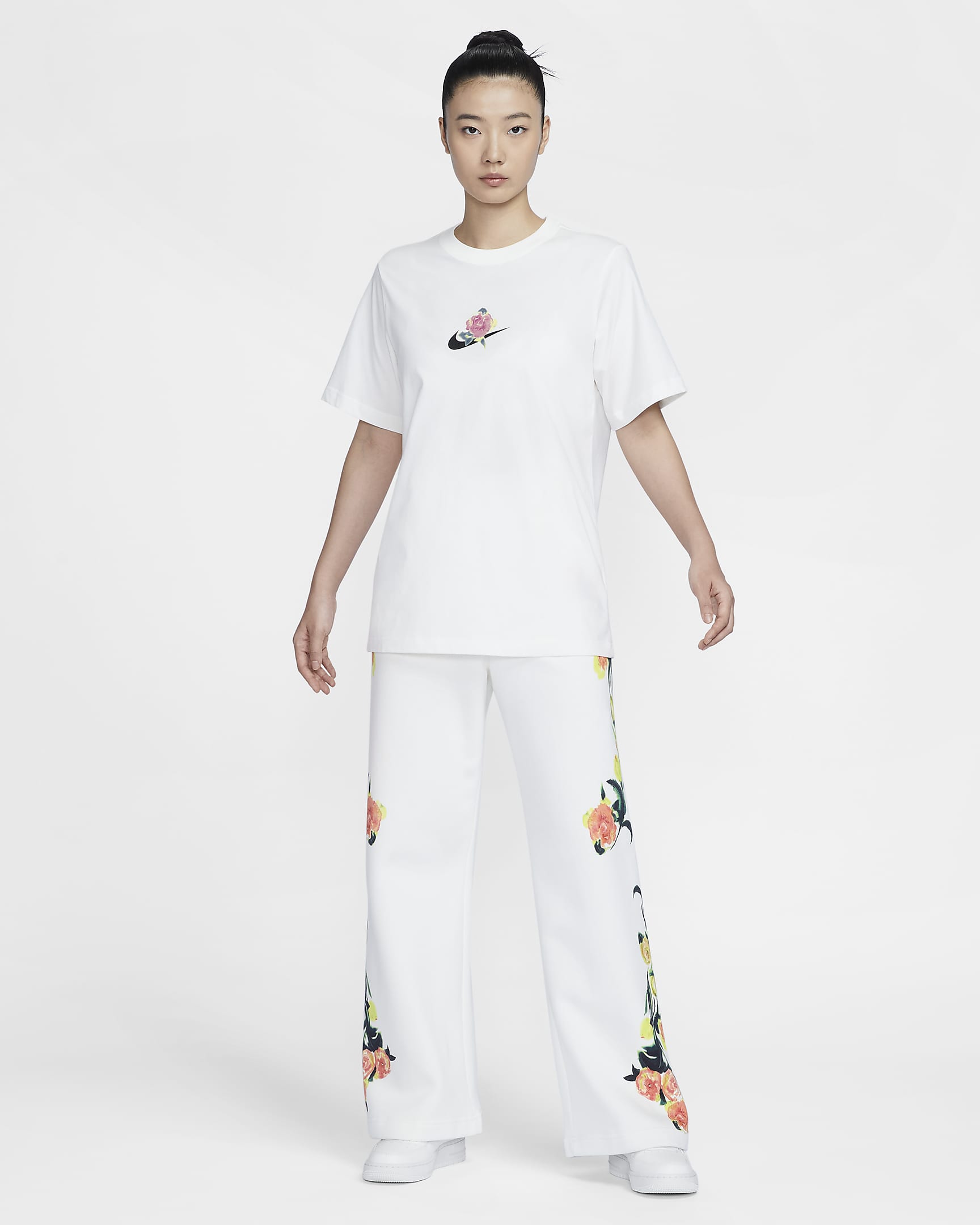 เสื้อยืดกราฟิกแขนสั้น Nike Sportswear Women's Artist Collection - Sail