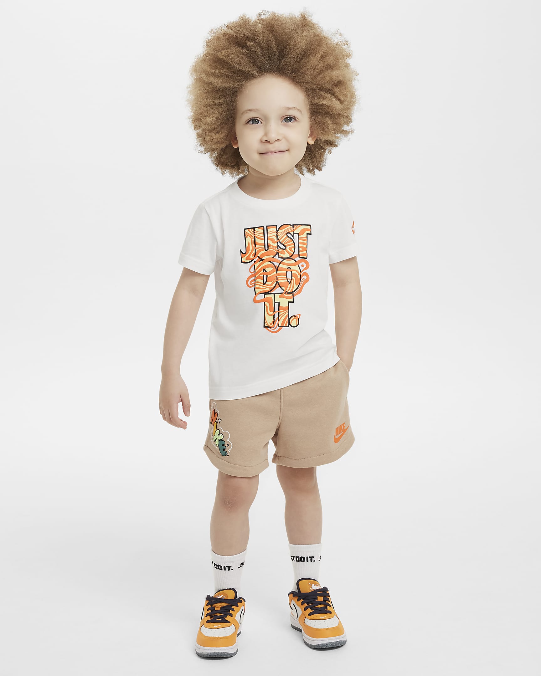 Nike Sportswear Create Your Own Adventure French-Terry-Shorts mit Grafik für Kleinkinder - Hemp