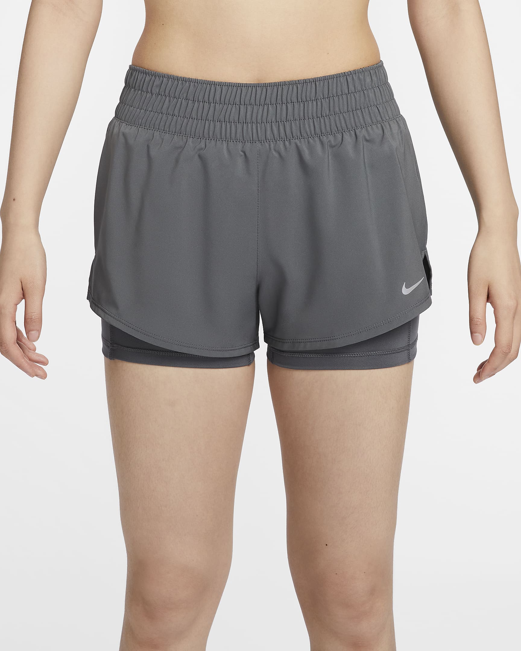 กางเกงขาสั้น 2-in-1 เอวปานกลาง 3 นิ้วผู้หญิง Nike Dri-FIT One - Iron Grey