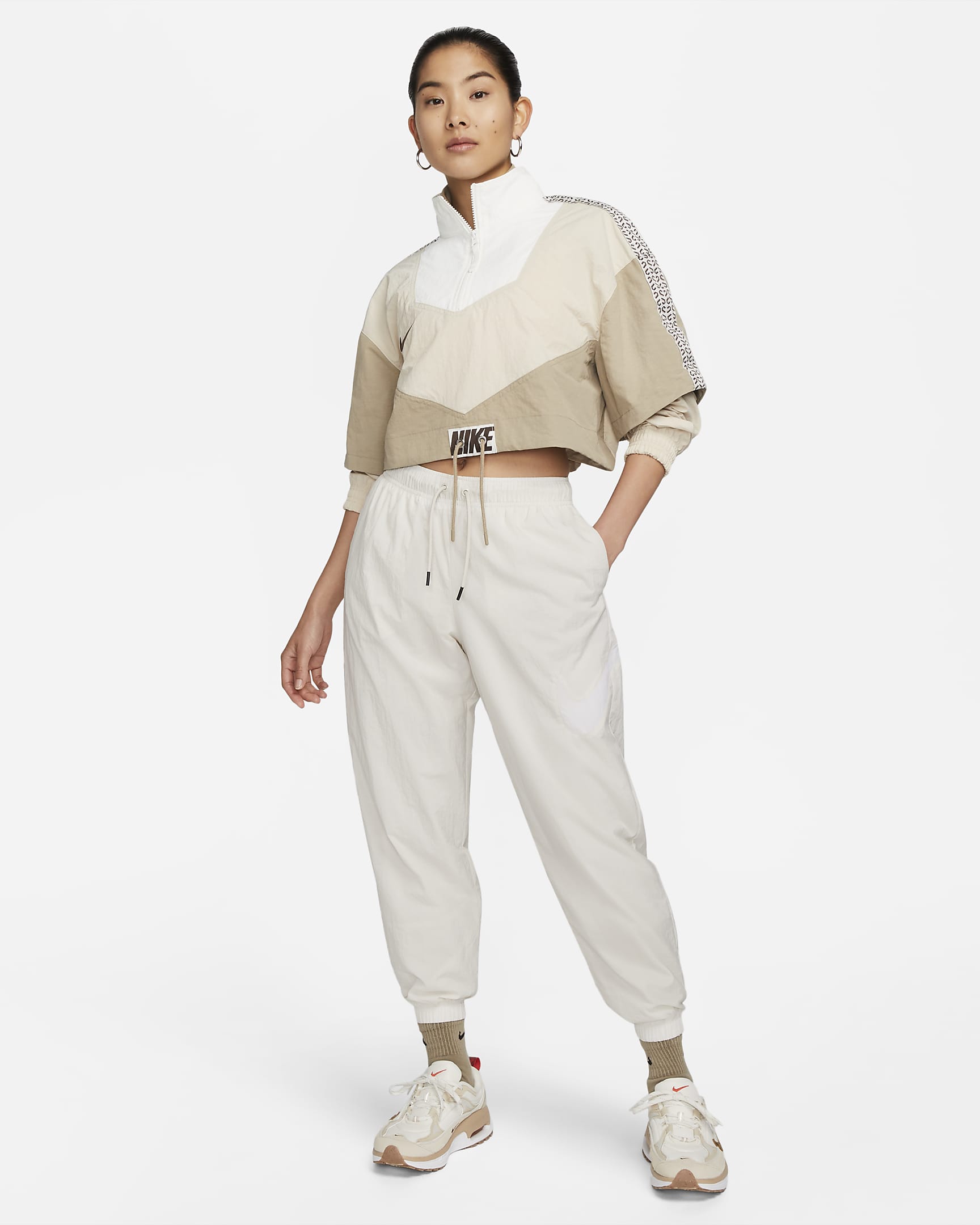 Nike Sportswear Essential Women's Mid-Rise Trousers. Nike PH