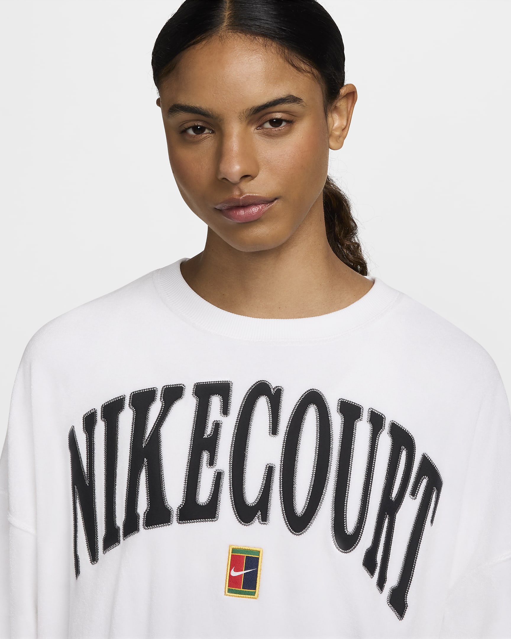 NikeCourt Heritage Sudadera de cuello redondo de tenis con estampado y ajuste extraoversize - Mujer - Blanco/Blanco/Flat Pewter/Negro