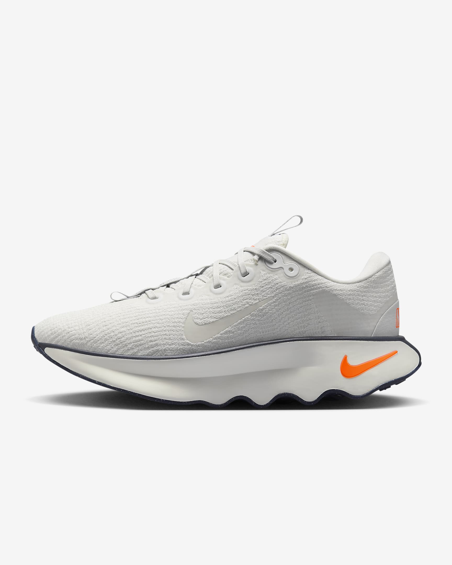 Nike Motiva Walking-Schuh für Herren - Sail/Platinum Tint/Light Iron Ore/Sail