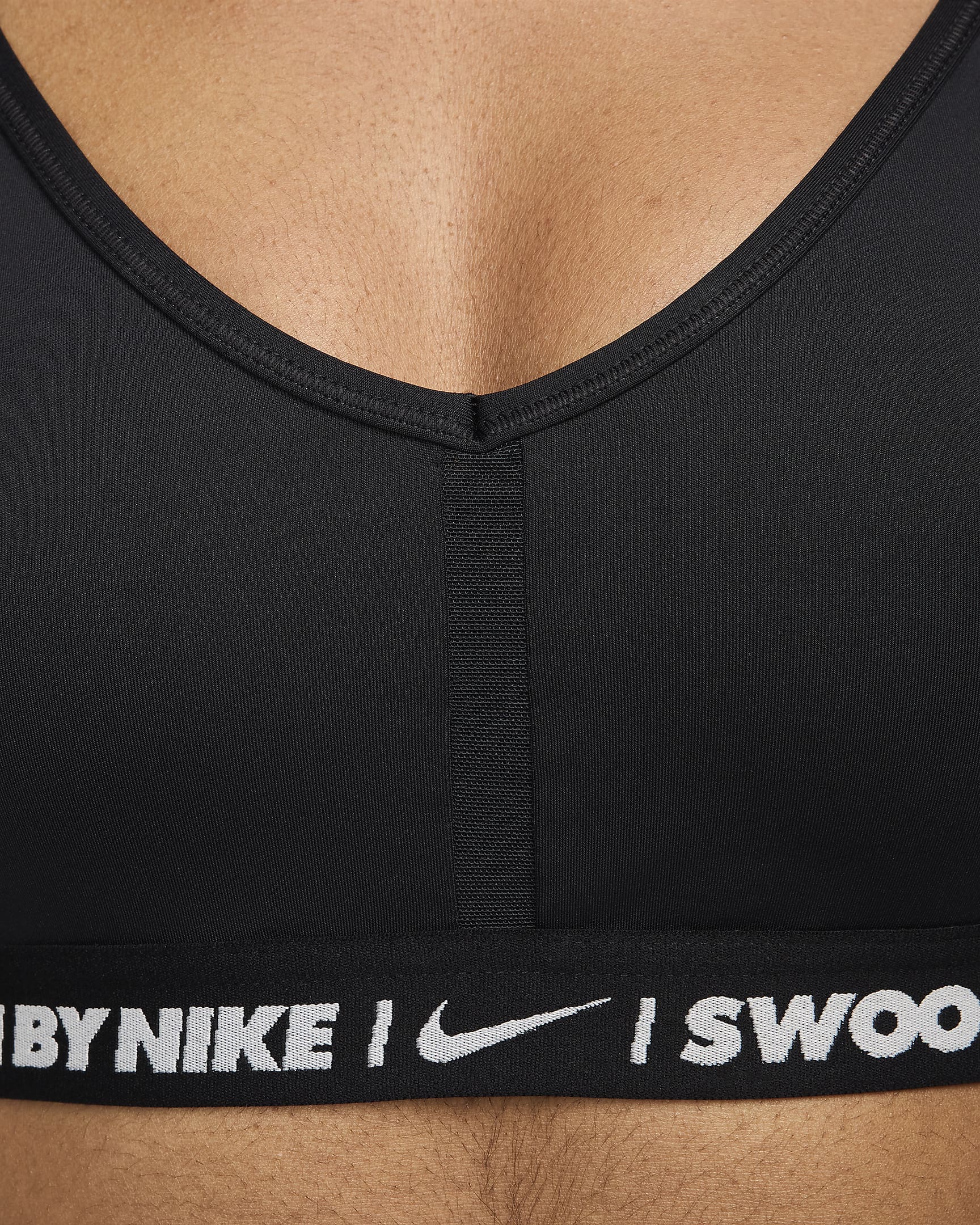 Nike Indy gepolsterter Sport-BH mit leichtem Halt und V-Ausschnitt für Damen - Schwarz/Schwarz/Sail