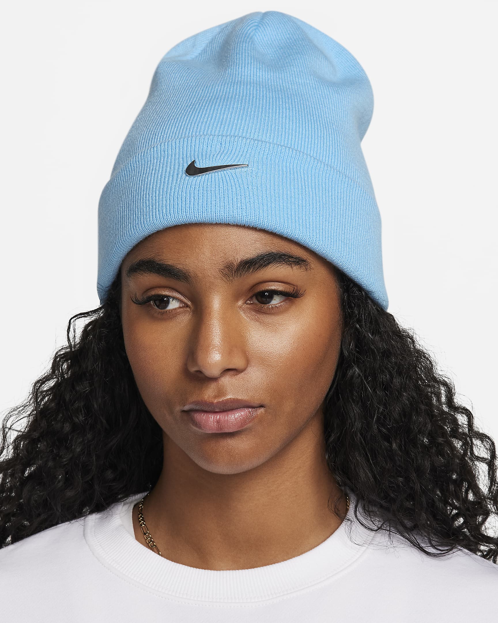 Nike Peak Standard Metallic-Beanie mit Swoosh und Bündchen - Aquarius Blue/Metallic Silver