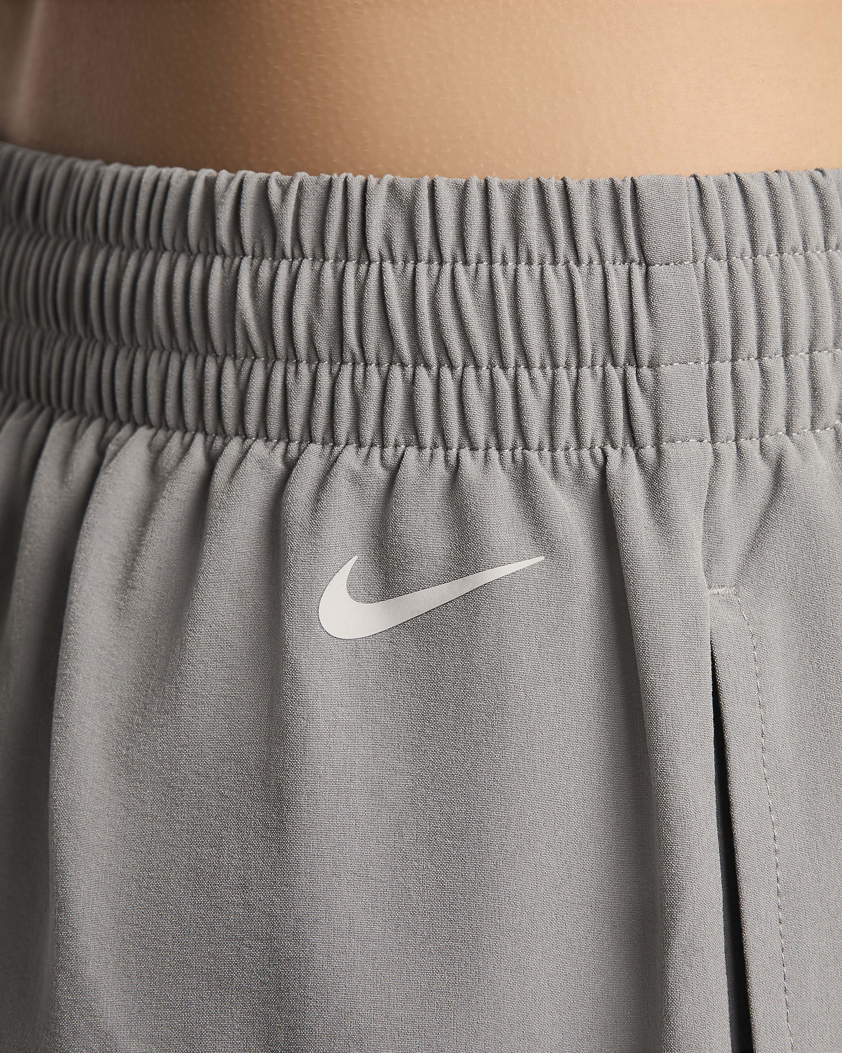 Nike Sportswear-vævede shorts til kvinder - Flat Pewter/Light Iron Ore