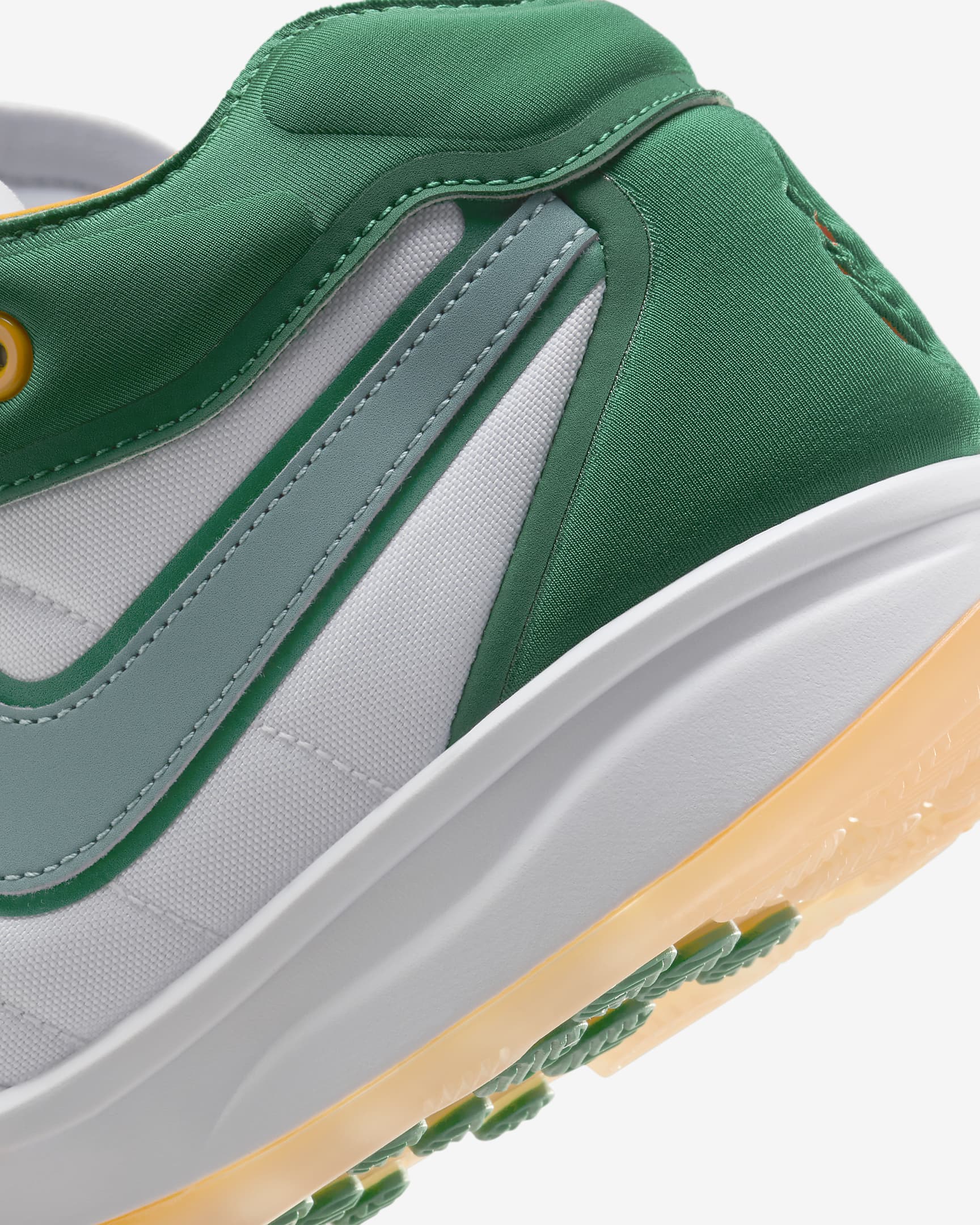 Nike G.T. Hustle 2 Basketballschuh - Weiß/Malachite/Pure Platinum/Vintage Green