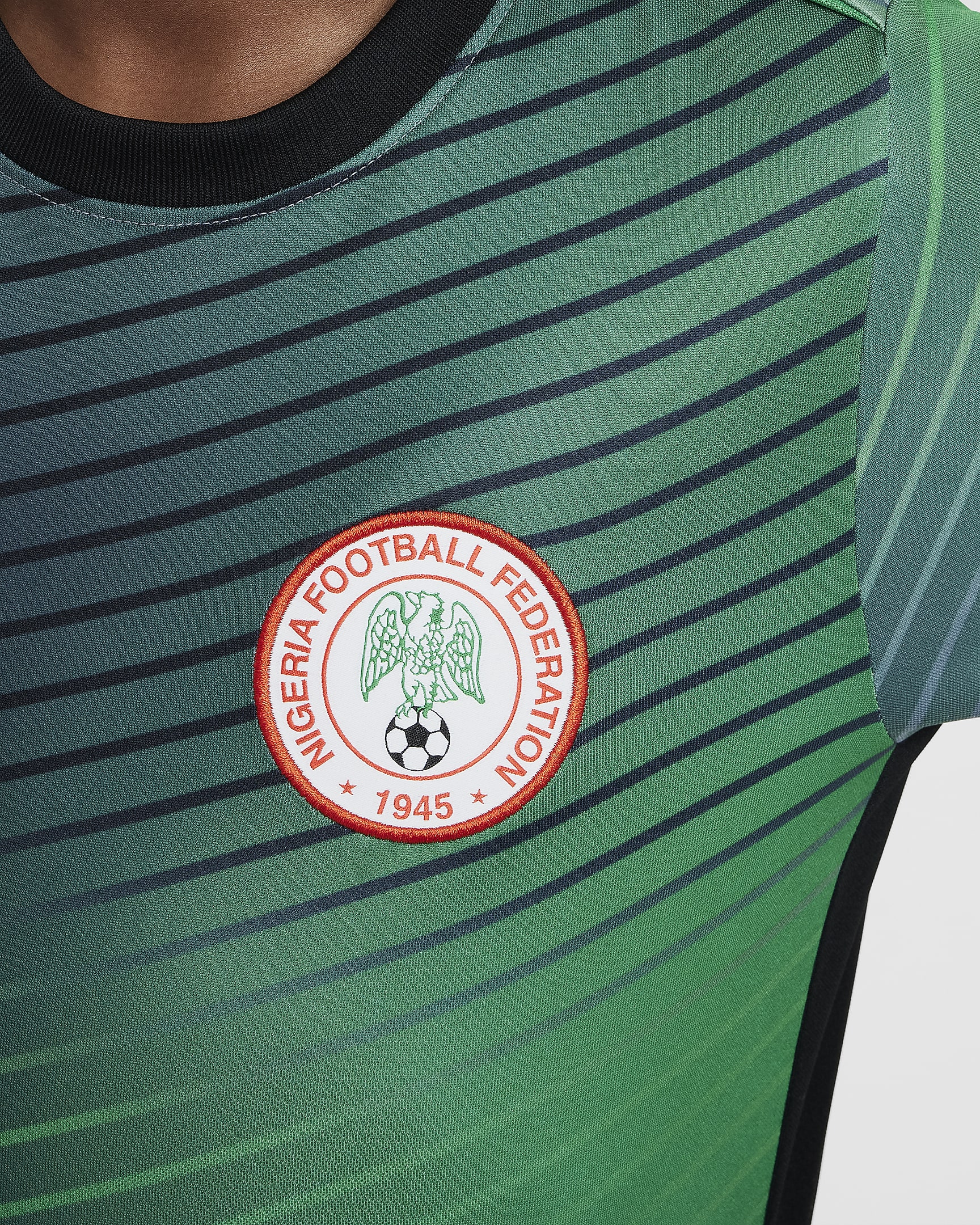 Předzápasové fotbalové tričko Nike Dri-FIT Nigeria Academy Pro pro větší děti s krátkým rukávem - Cool Grey/Lucky Green/Černá/Bílá