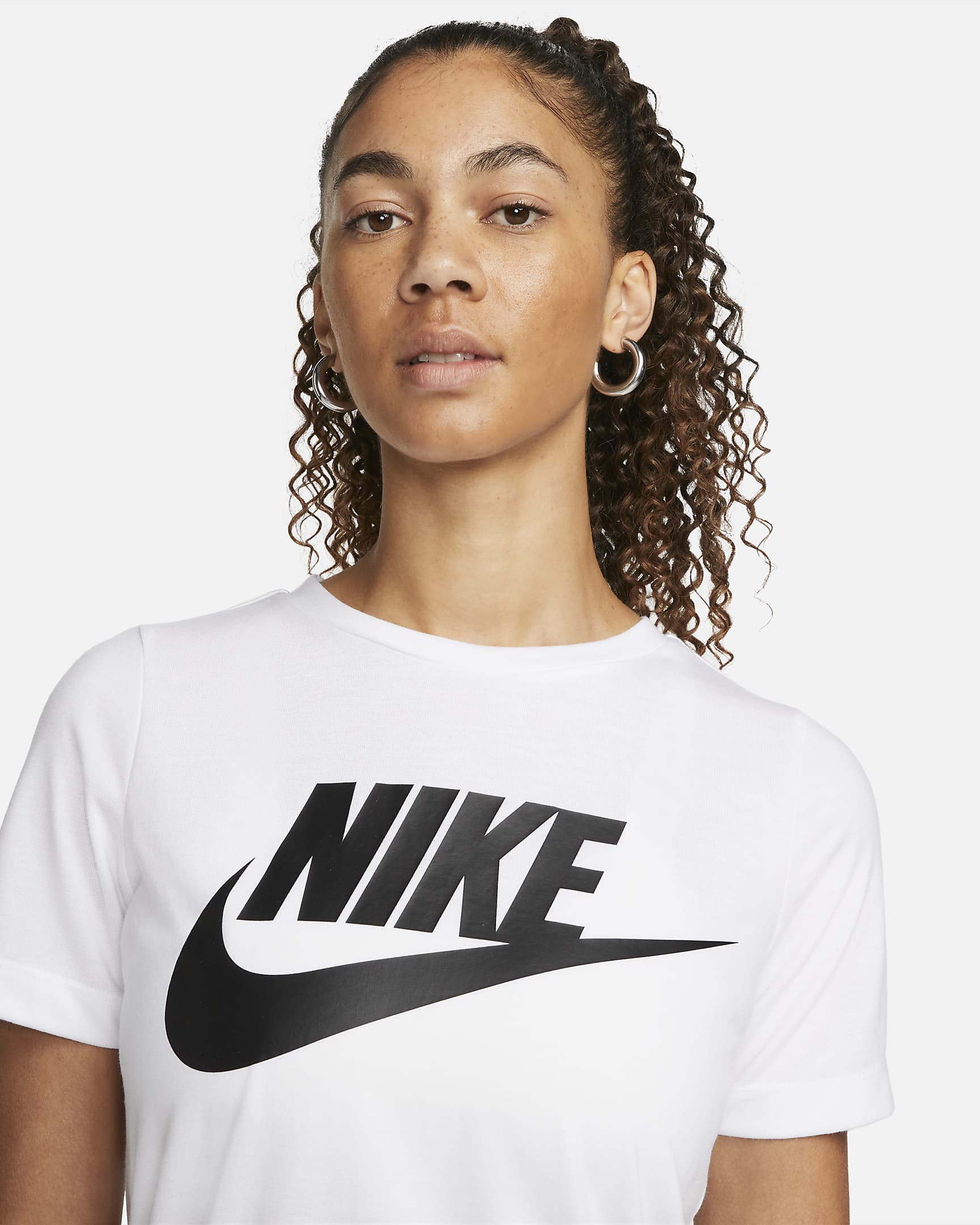 Haut à manches courtes avec logo Nike Sportswear Essential pour Femme - Blanc/Blanc/Noir