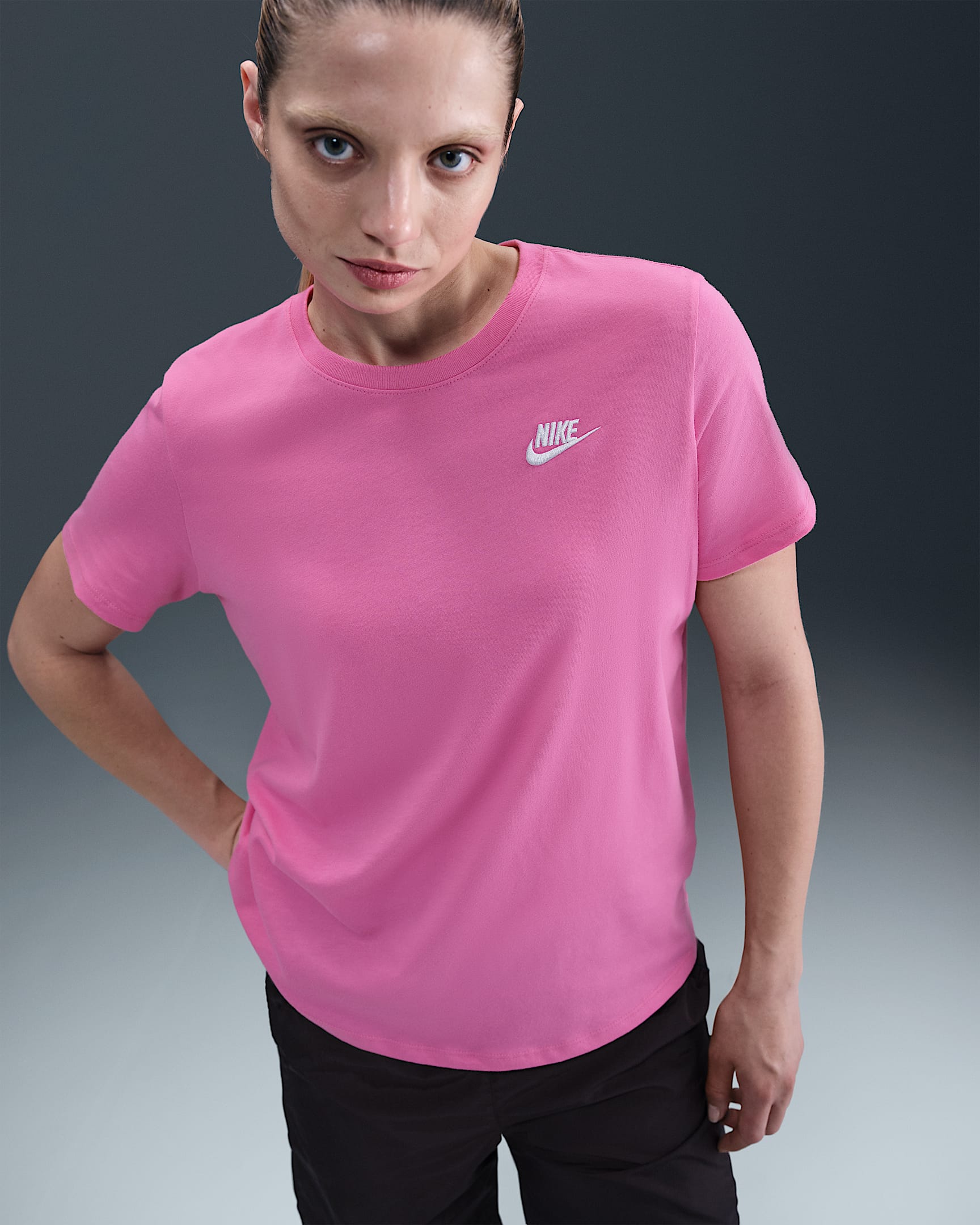 Playera para mujer Nike Sportswear Club Essentials - Rosa alegre