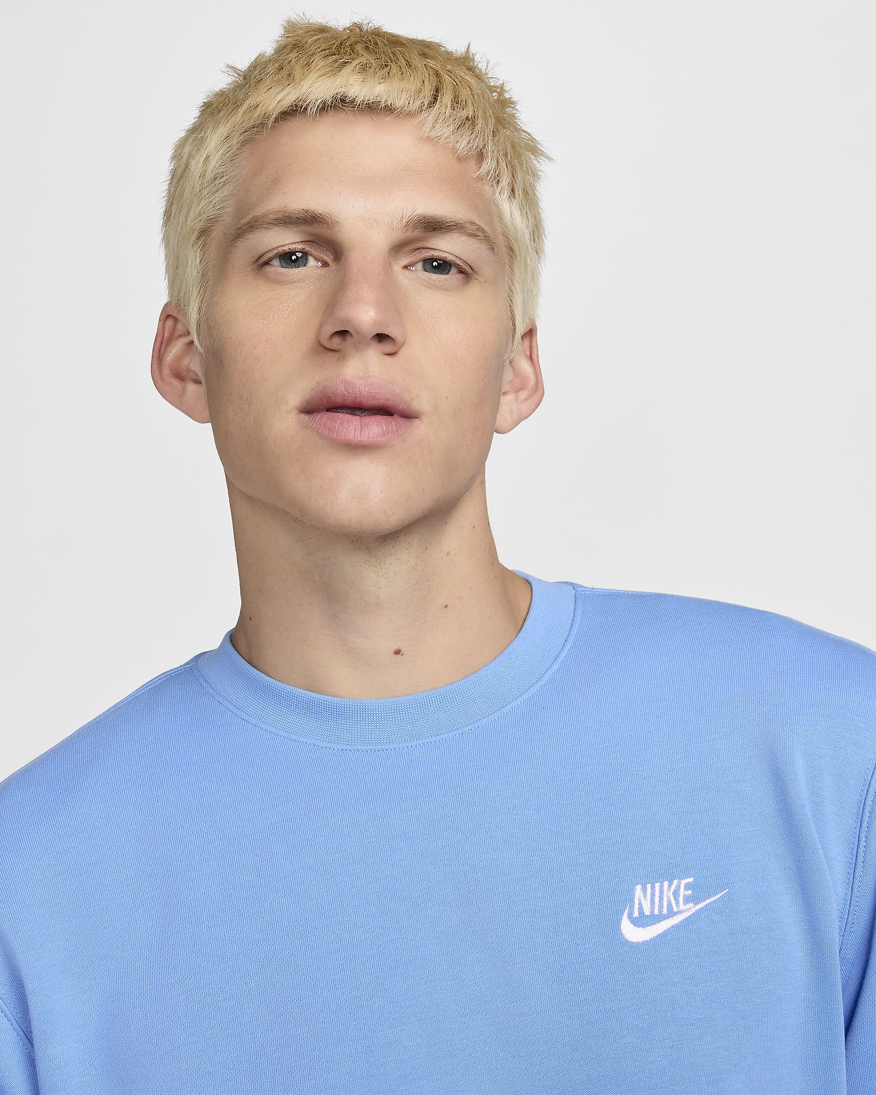 Nike Sportswear Club French-Terry-Rundhalsshirt für Herren - University Blue/Weiß