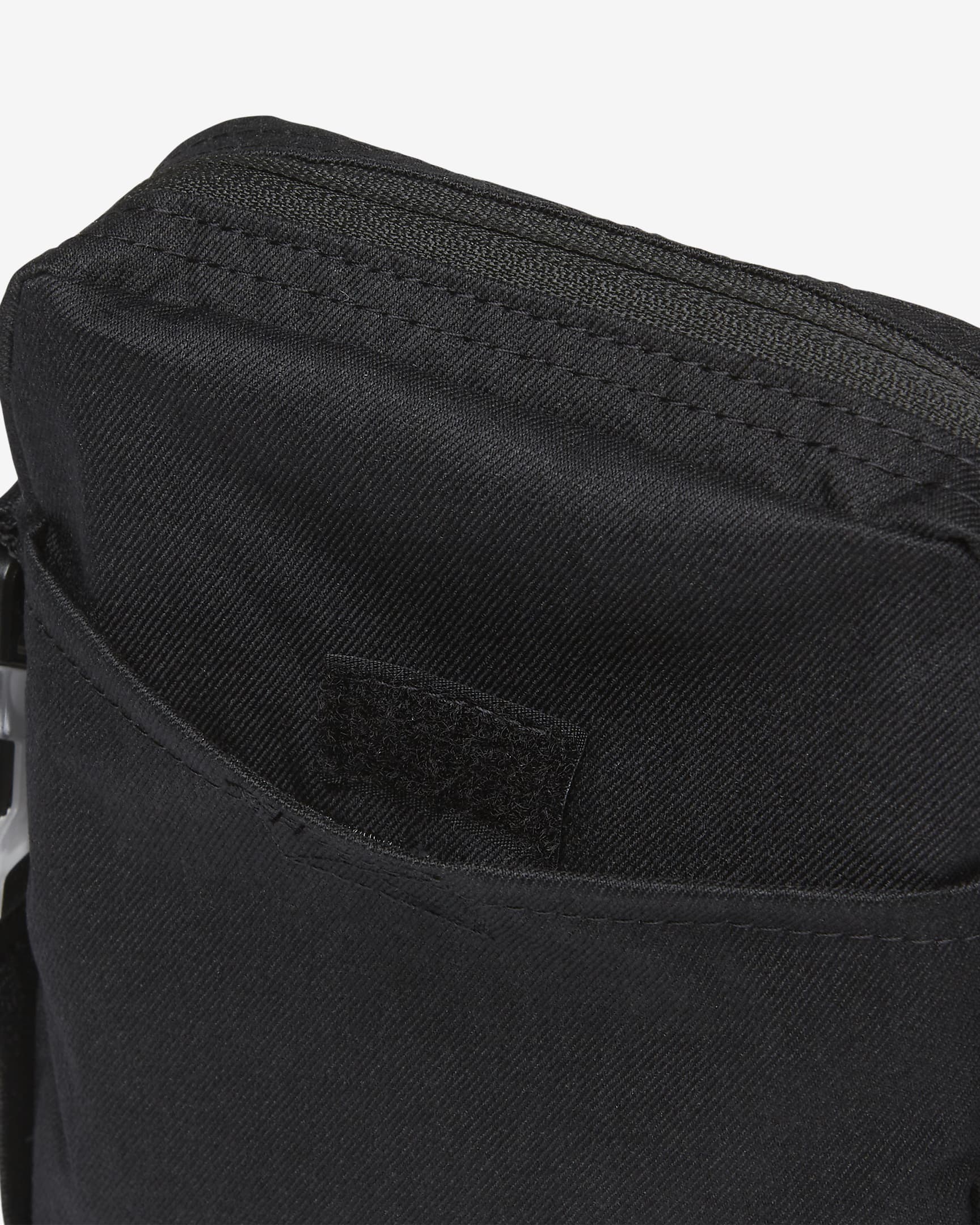 Nike Premium Basketball Cross-Body Bag (4L) - Black/Black/Buff Gold
