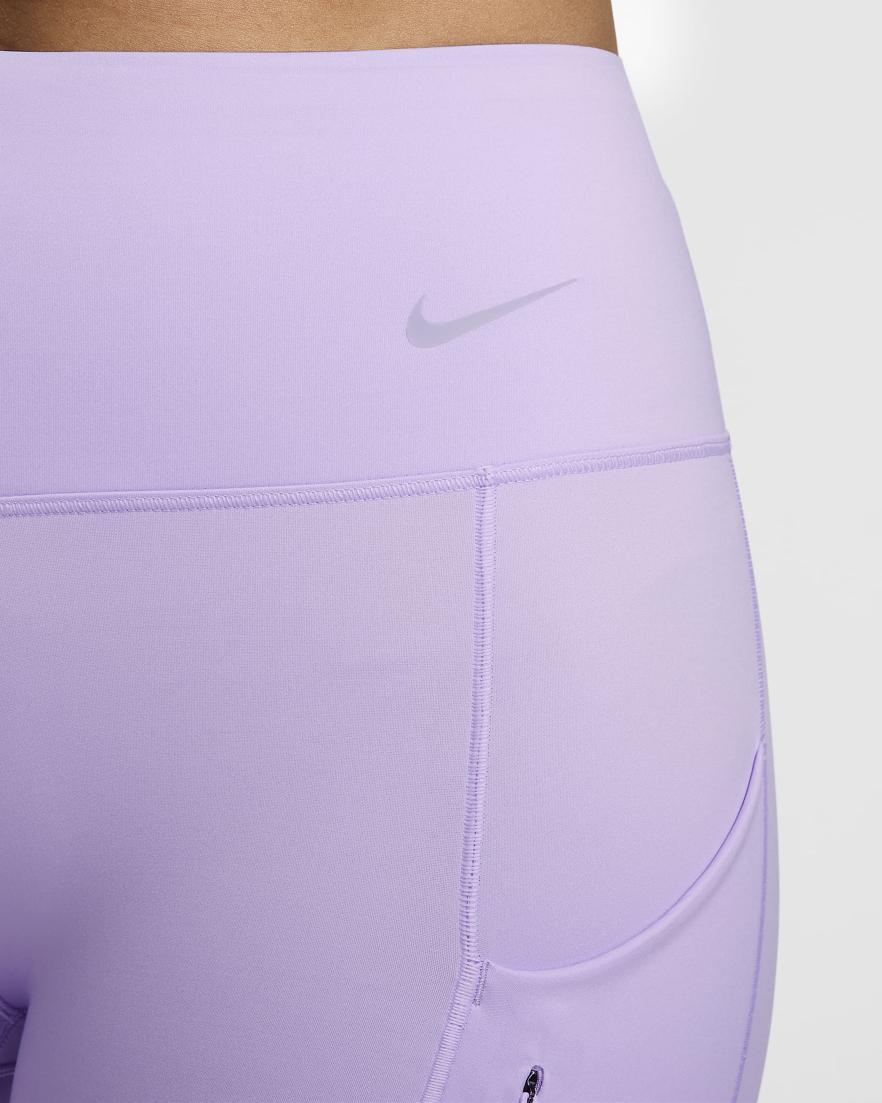 Damskie spodenki ze średnim stanem i kieszeniami zapewniające mocne wsparcie 20 cm Nike Go - Lilac Bloom/Czerń