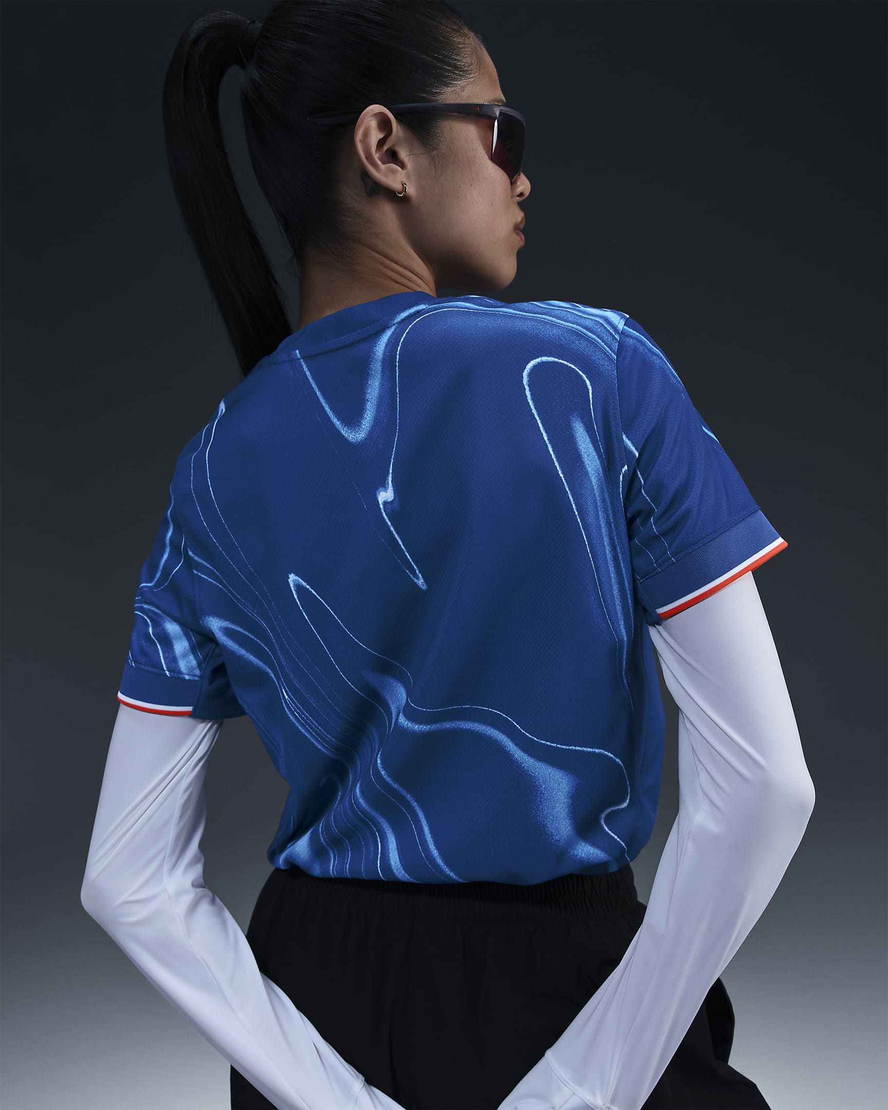 Maillot de foot replica Nike Dri-FIT Chelsea FC 2024 Stadium Domicile pour femme - Rush Blue/Team Orange/Blanc