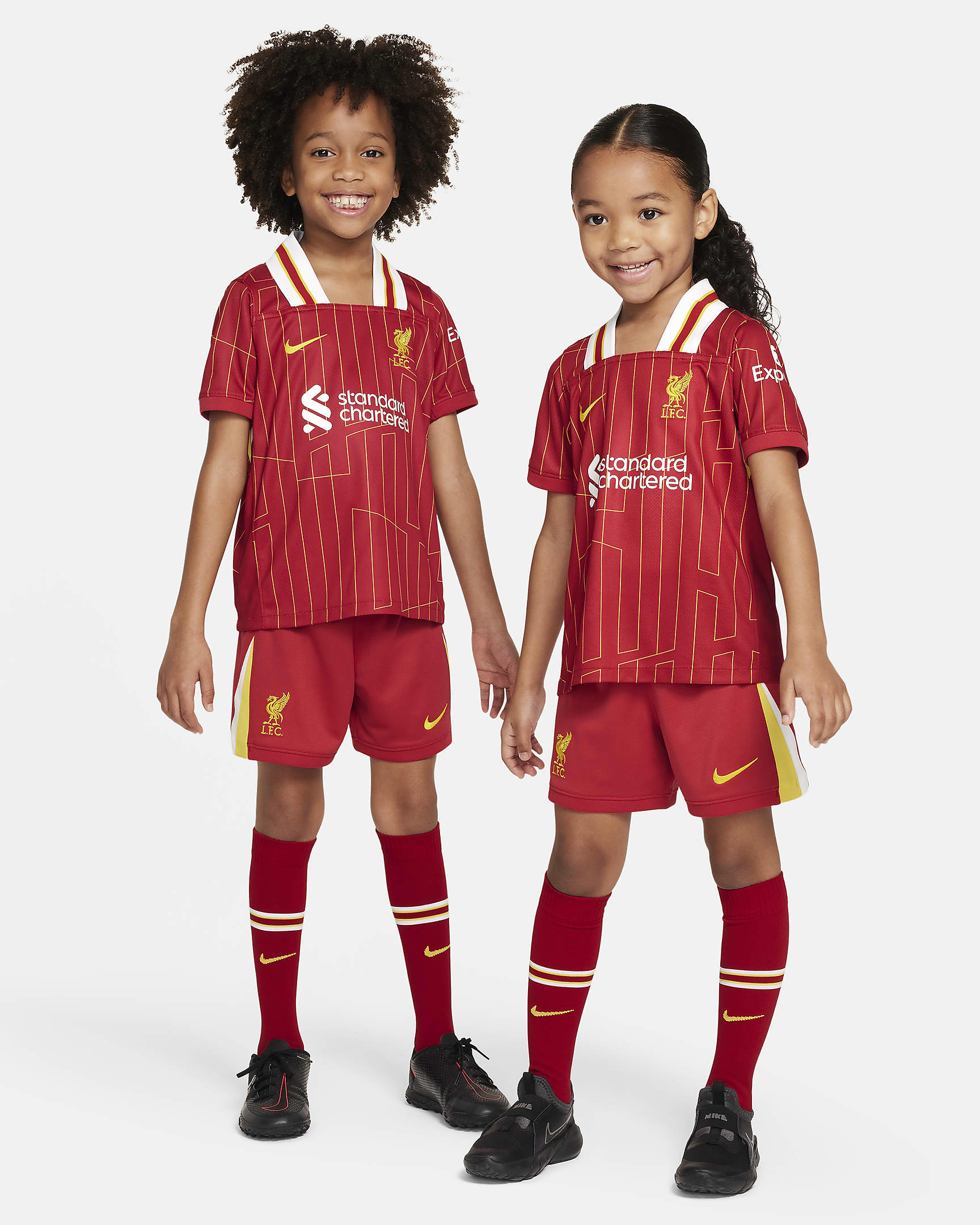 Liverpool FC 2024/25 Stadium hazai Nike Soccer háromrészes replikaszett kisgyerekeknek - Gym Red/Fehér/Chrome Yellow