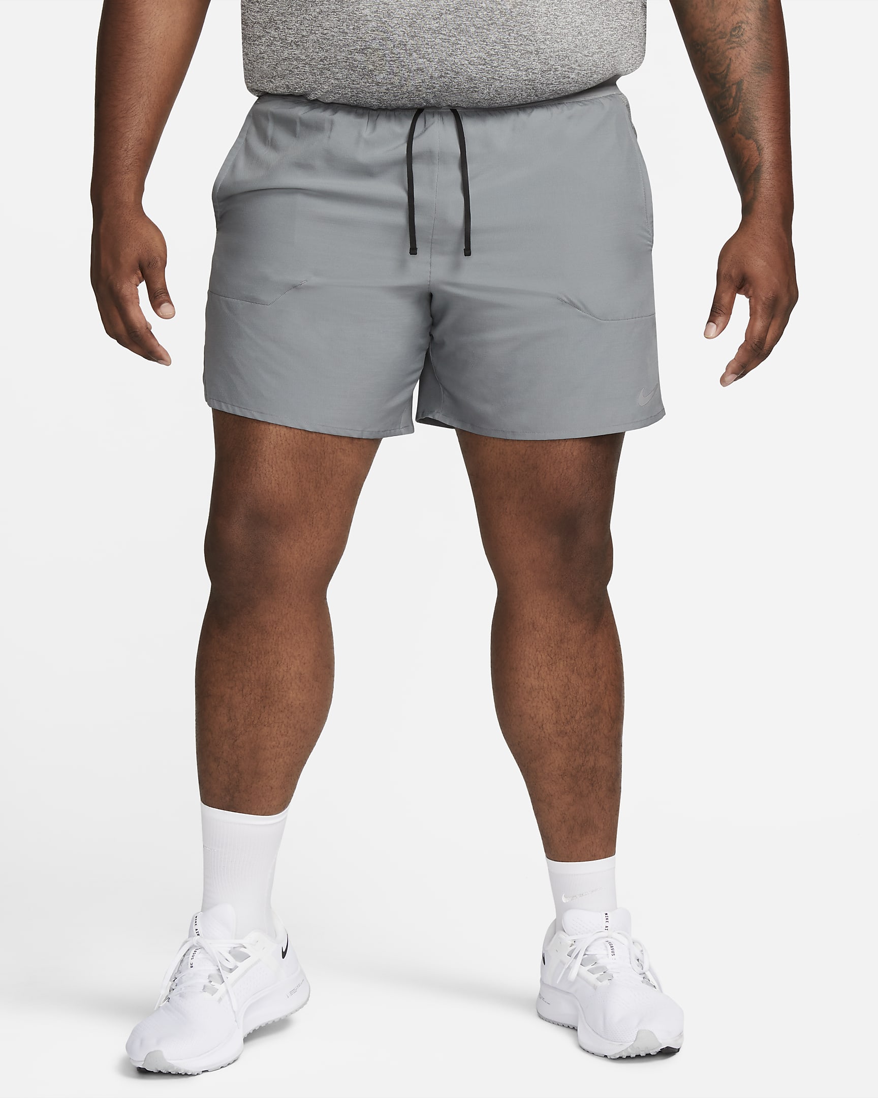 Shorts de correr Dri-FIT de 18 cm con forro de ropa interior para hombre Nike Stride - Gris humo/Negro