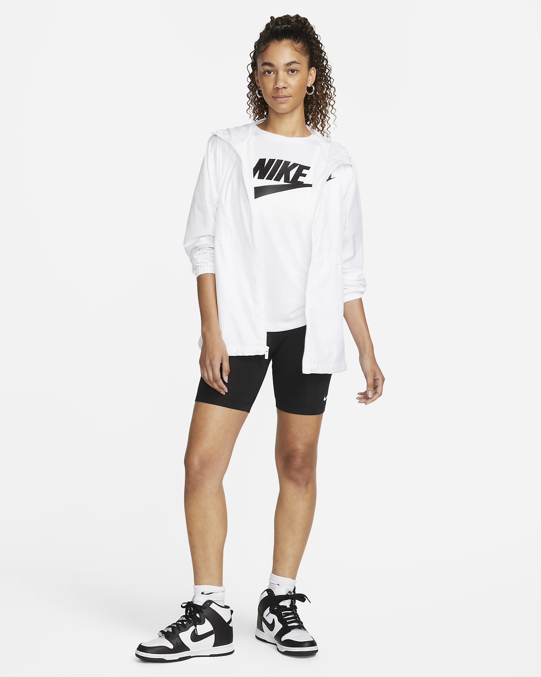 Haut à manches courtes avec logo Nike Sportswear Essential pour Femme - Blanc/Blanc/Noir