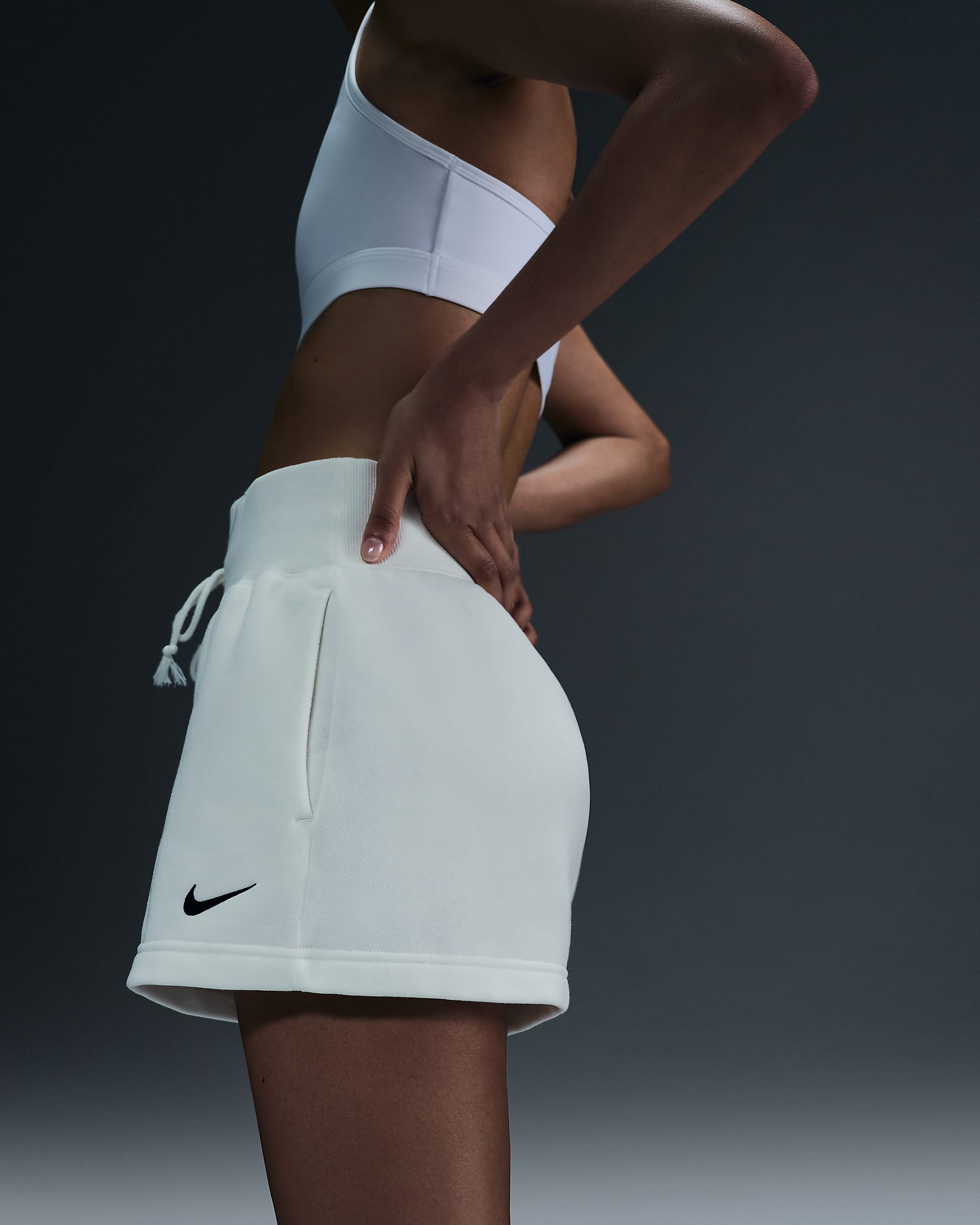 Shorts dal fit ampio a vita alta Nike Sportswear Phoenix Fleece – Donna - Sail/Nero