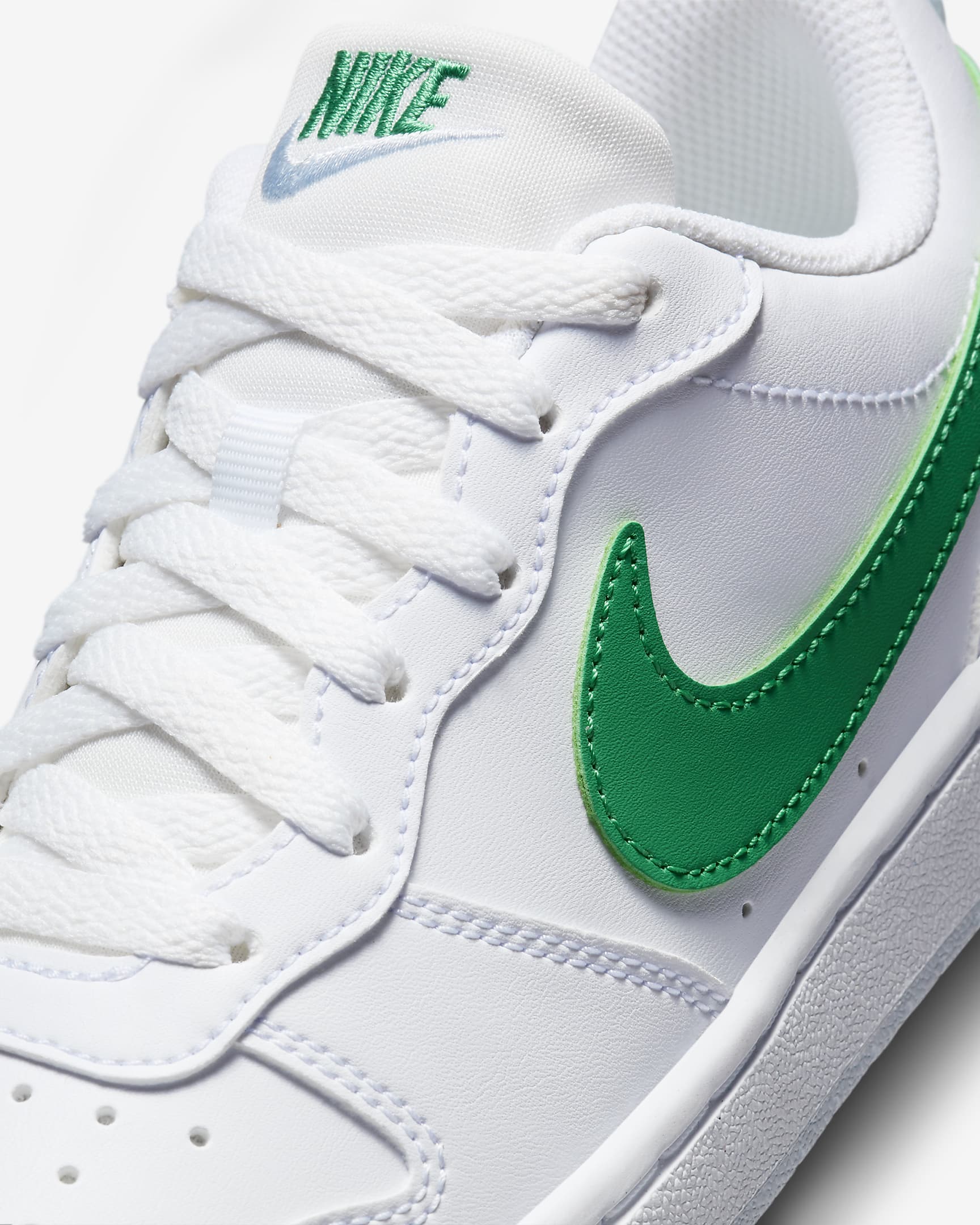 Boty Nike Court Borough Low Recraft pro větší děti - Bílá/Football Grey/Stadium Green