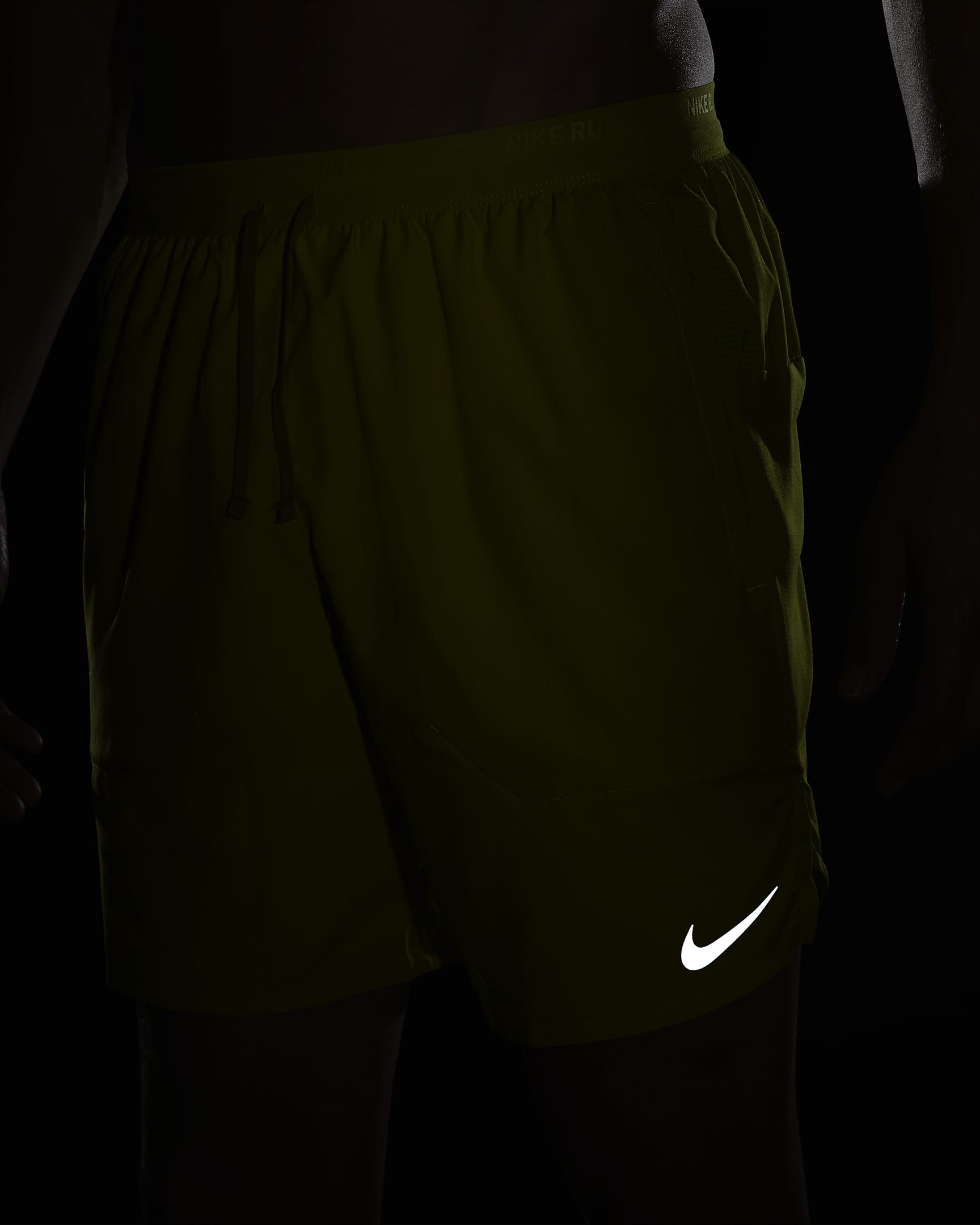 Shorts de correr Dri-FIT de 18 cm con forro de ropa interior para hombre Nike Stride - Cactus brillante/Musgo