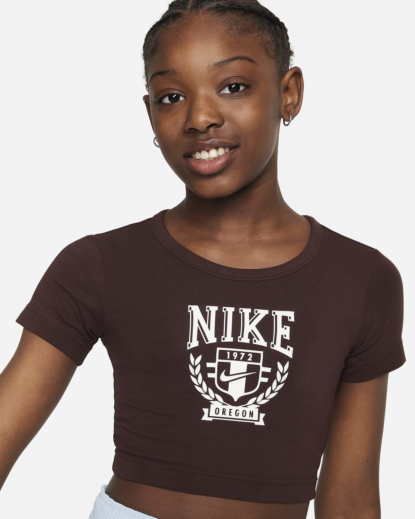 Playera con gráfico para niñas talla grande Nike Sportswear - Tierra