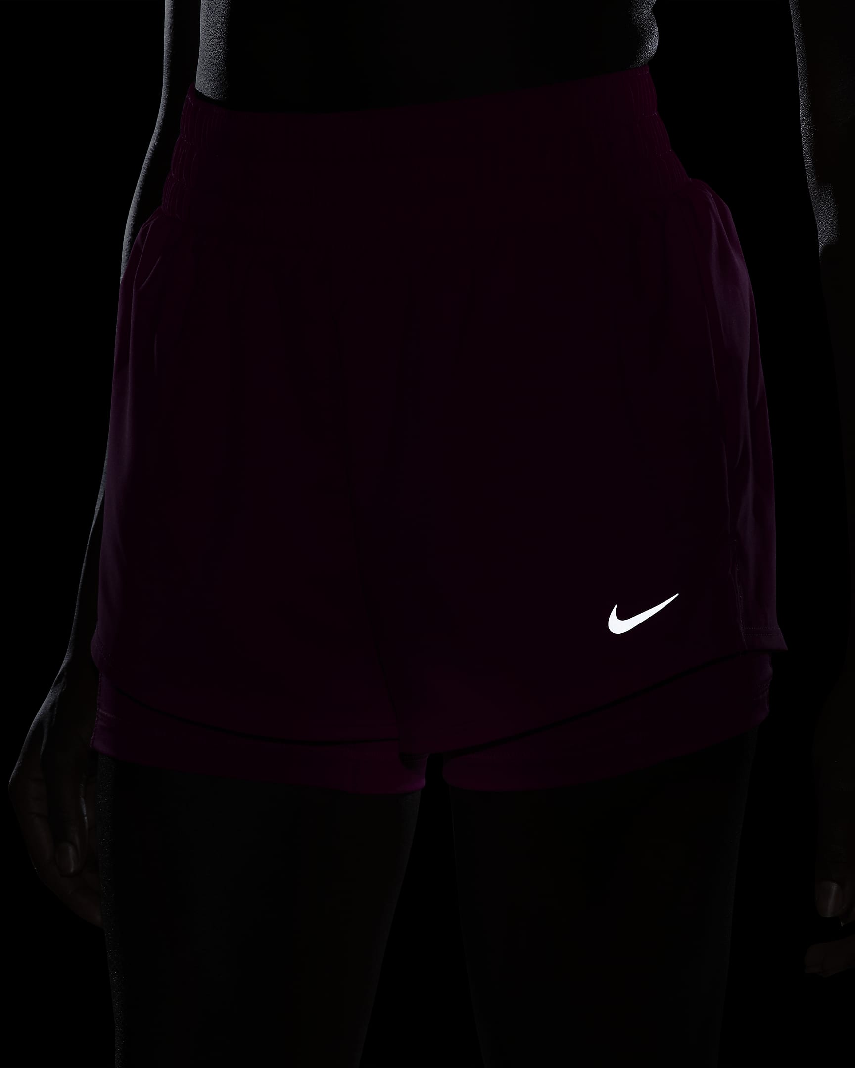 กางเกงขาสั้น 2-in-1 เอวปานกลาง 3 นิ้วผู้หญิง Nike Dri-FIT One - Fireberry