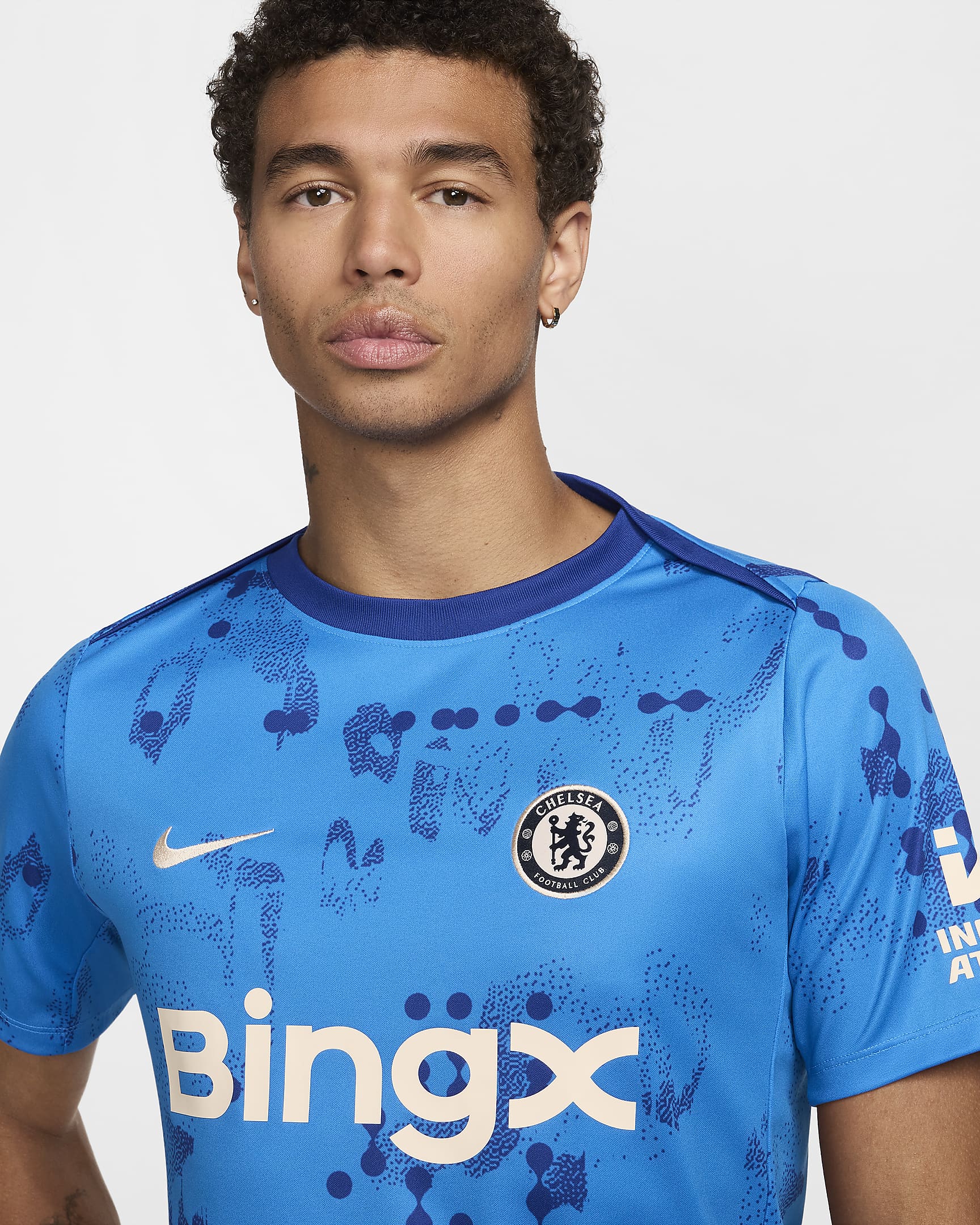 Kortærmet Chelsea FC Academy Pro Nike Dri-FIT-opvarmningstrøje til fodbold til mænd - Light Photo Blue/Rush Blue/Guava Ice