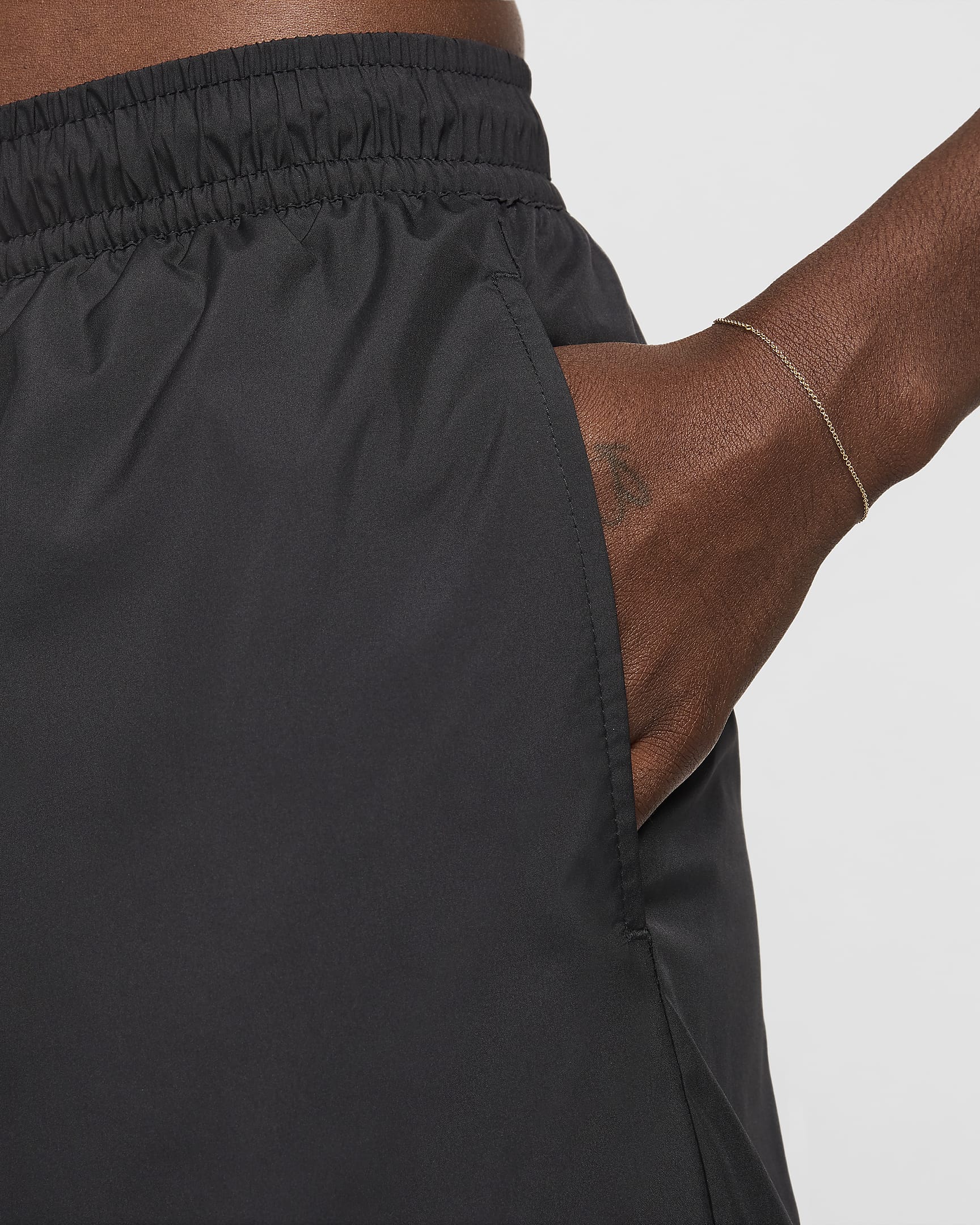 Nike Sportswear Classic Wovens-shorts med mellemhøj talje til kvinder - sort/hvid