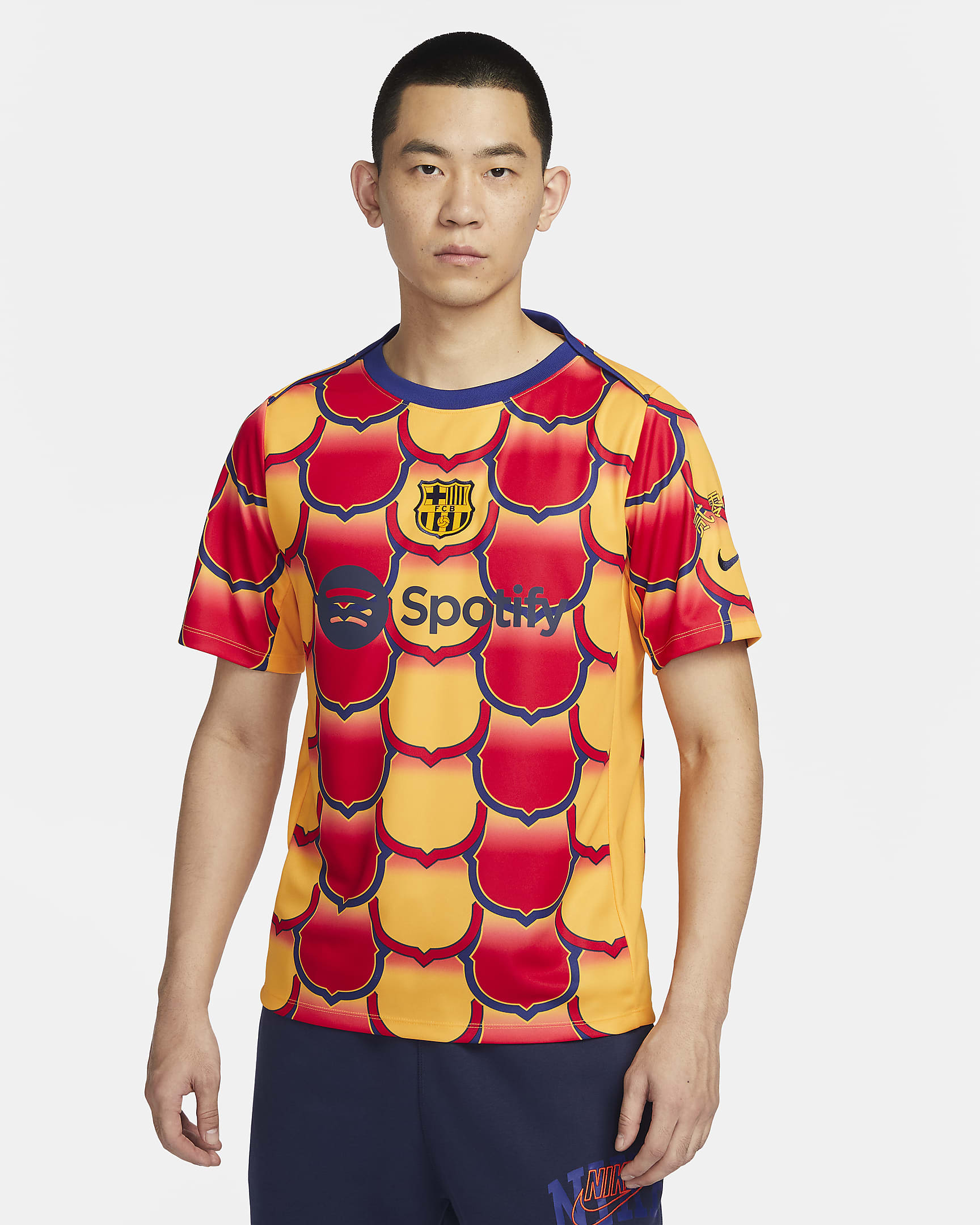 FC バルセロナ アカデミー プロ SE メンズ ナイキ Dri-FIT サッカー プレマッチ トップ - ユニバーシティゴールド/ユニバーシティゴールド/ユニバーシティレッド/ミッドナイトネイビー