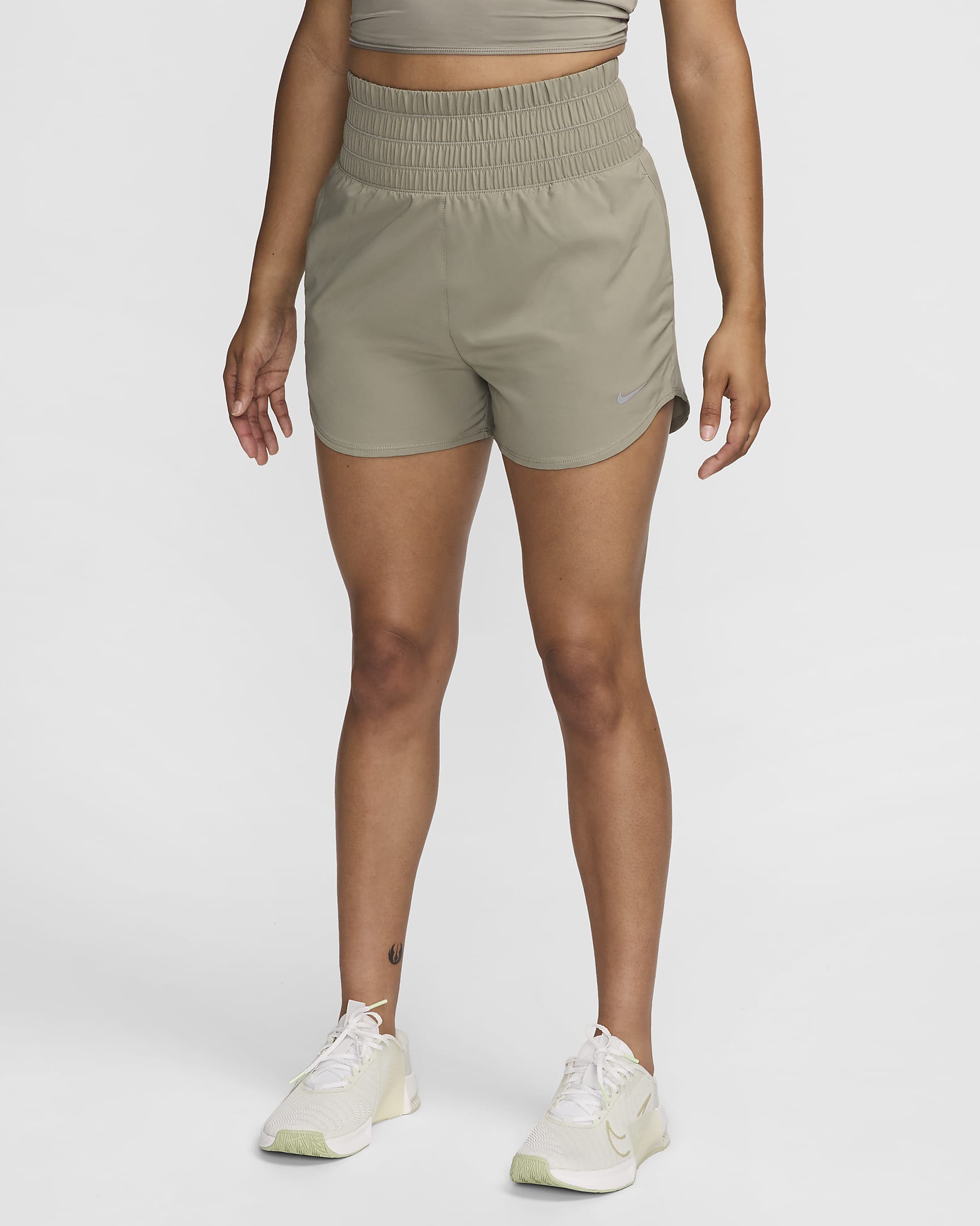 Shorts con forro de ropa interior Dri-FIT de tiro ultraalto de 8 cm para mujer Nike One - Militar claro