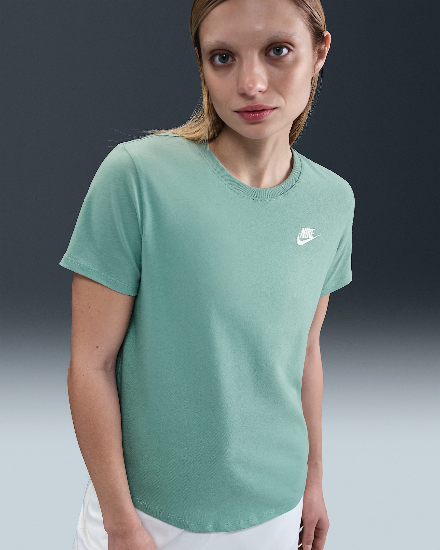 Nike Sportswear Club Essentials Women's T-Shirt - Cannon/White