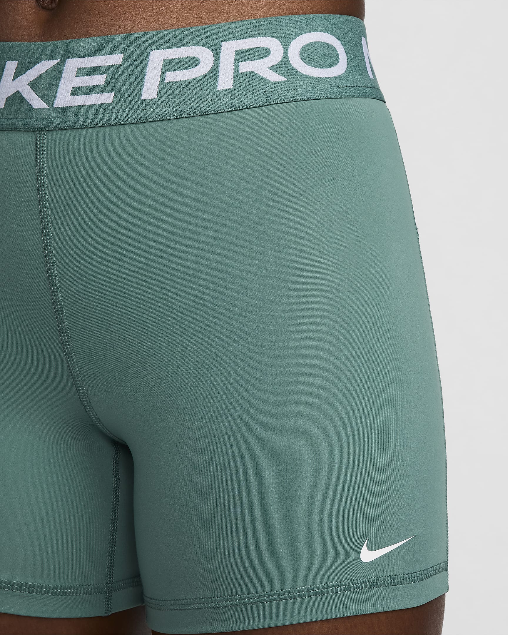 Nike Pro 365-shorts (13 cm) til kvinder - Bicoastal/hvid