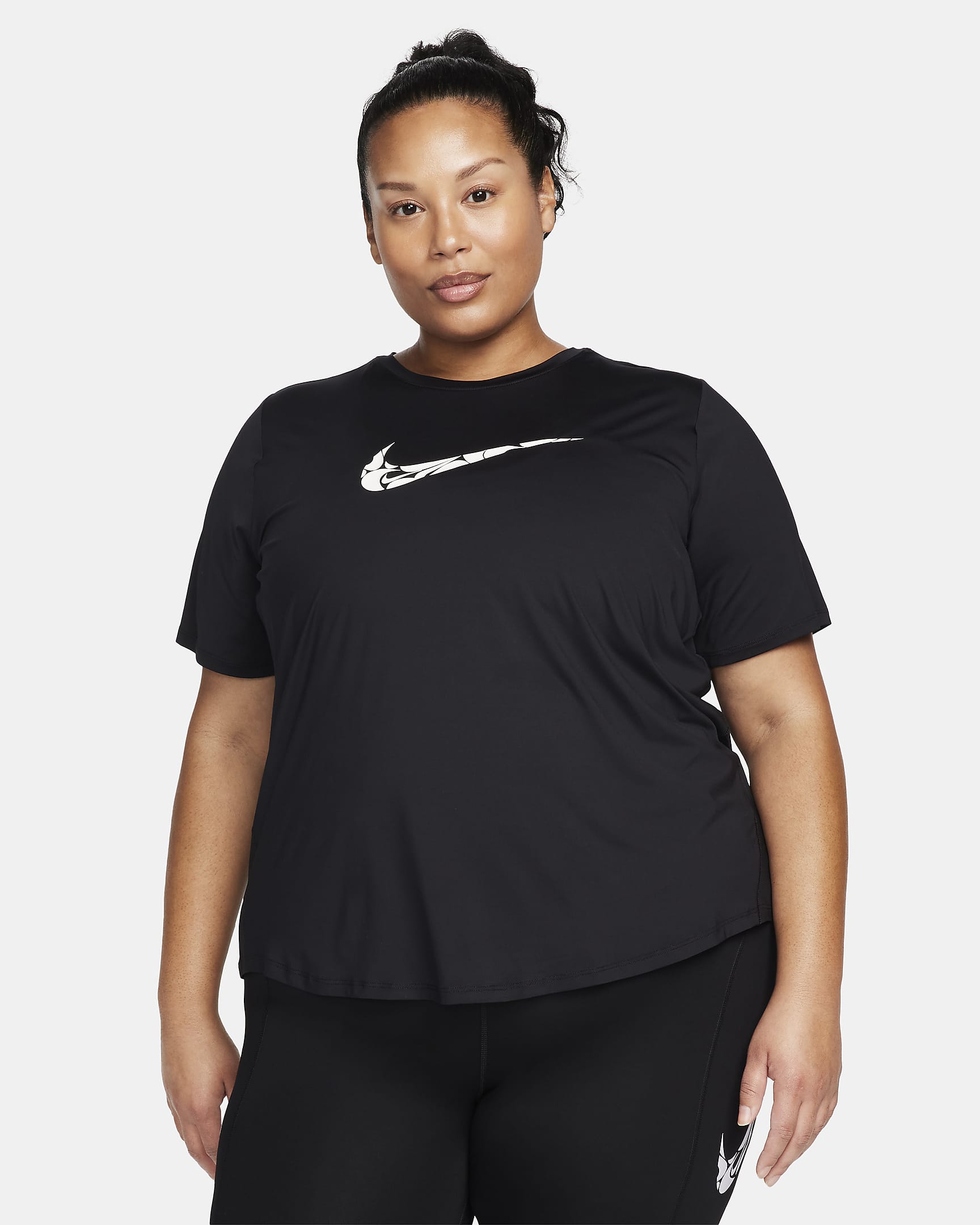 Nike One Swoosh Dri-FIT kortermet løpeoverdel til dame (Plus Size) - Svart/Hvit