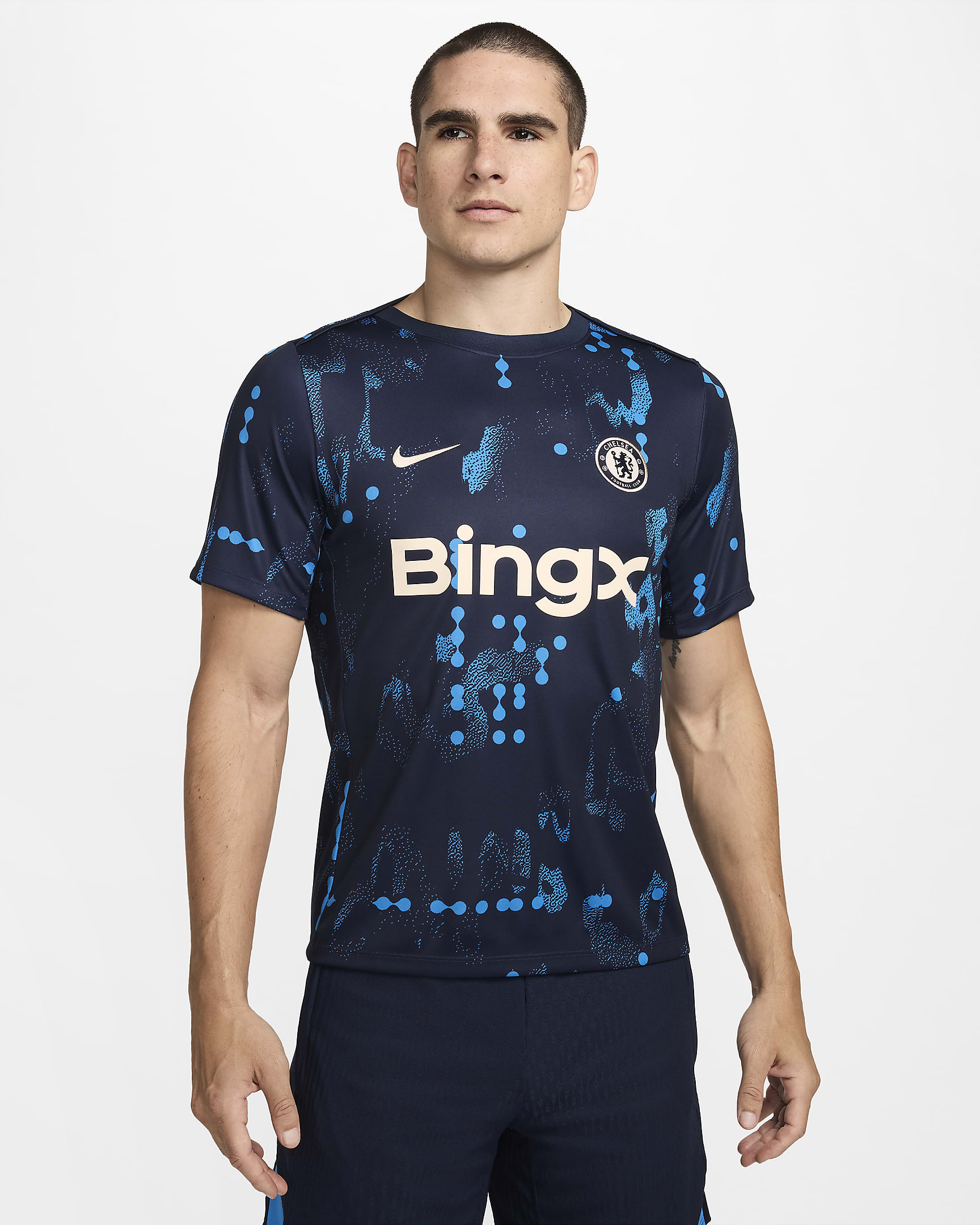 Kortærmet Chelsea FC Academy Pro Nike Dri-FIT-opvarmningstrøje til fodbold til mænd - Obsidian/Guava Ice