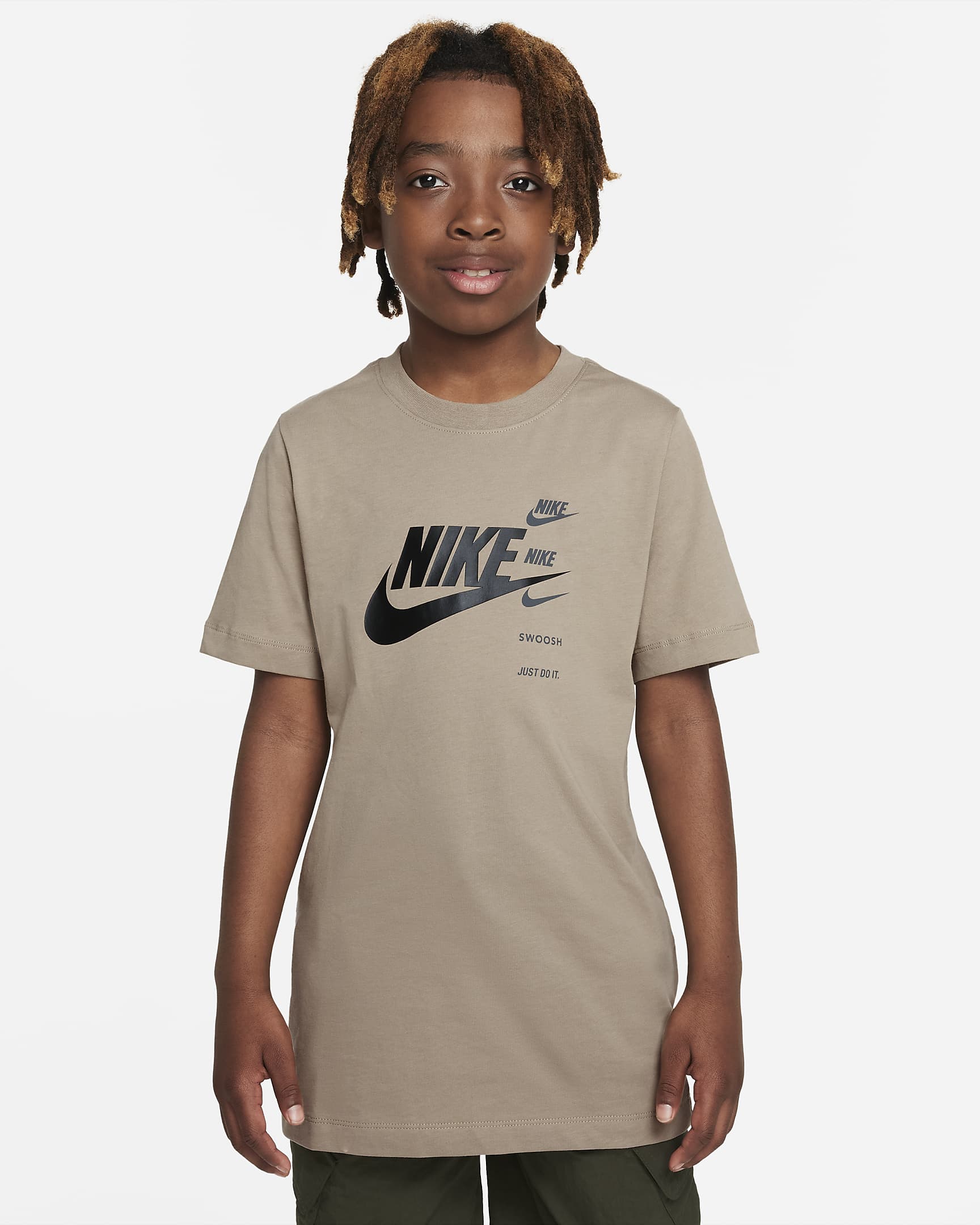 Nike Sportswear Standard Issue Older Kids' (Boys') T-shirt. Nike LU