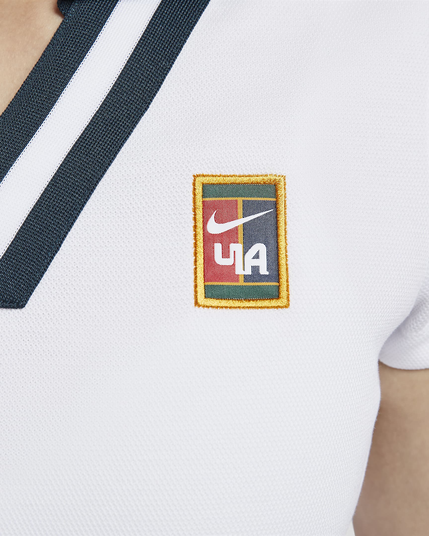 เสื้อโปโลแขนสั้นผู้หญิง Nike Women by YOON - ขาว/Armory Navy