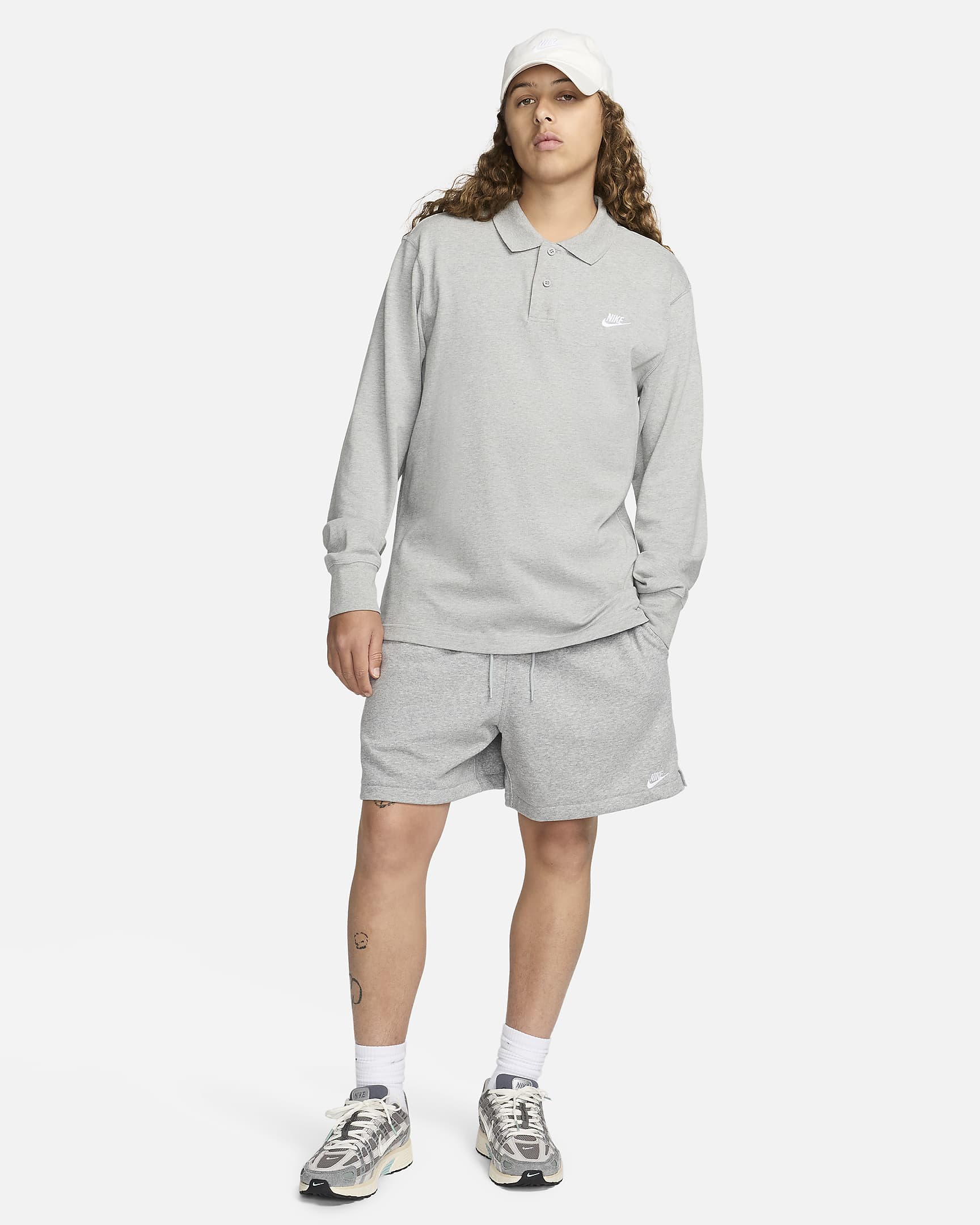 Nike Club Flow-Shorts aus French Terry für Herren - Dark Grey Heather/Light Smoke Grey/Weiß