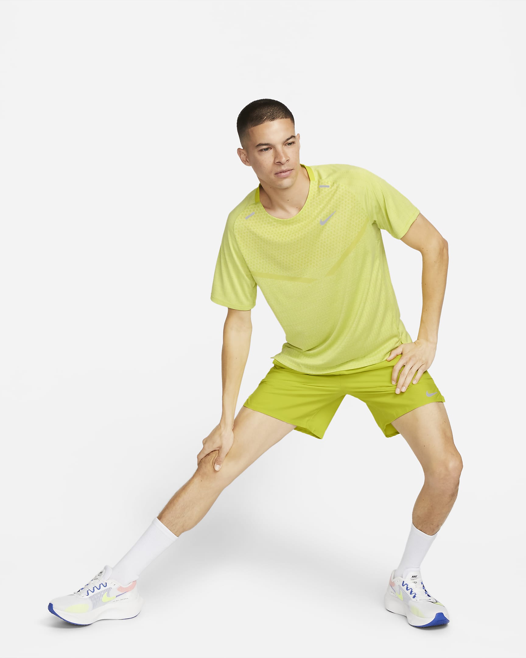 Shorts de correr Dri-FIT de 18 cm con forro de ropa interior para hombre Nike Stride - Cactus brillante/Musgo