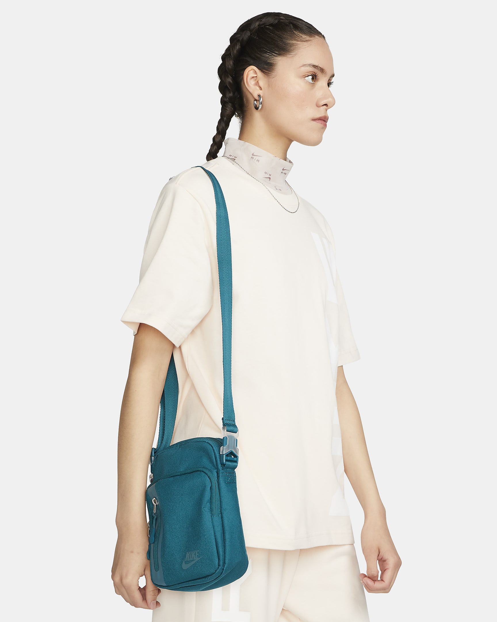 Nike Premium Cross-Body Bag (4L). Nike DK