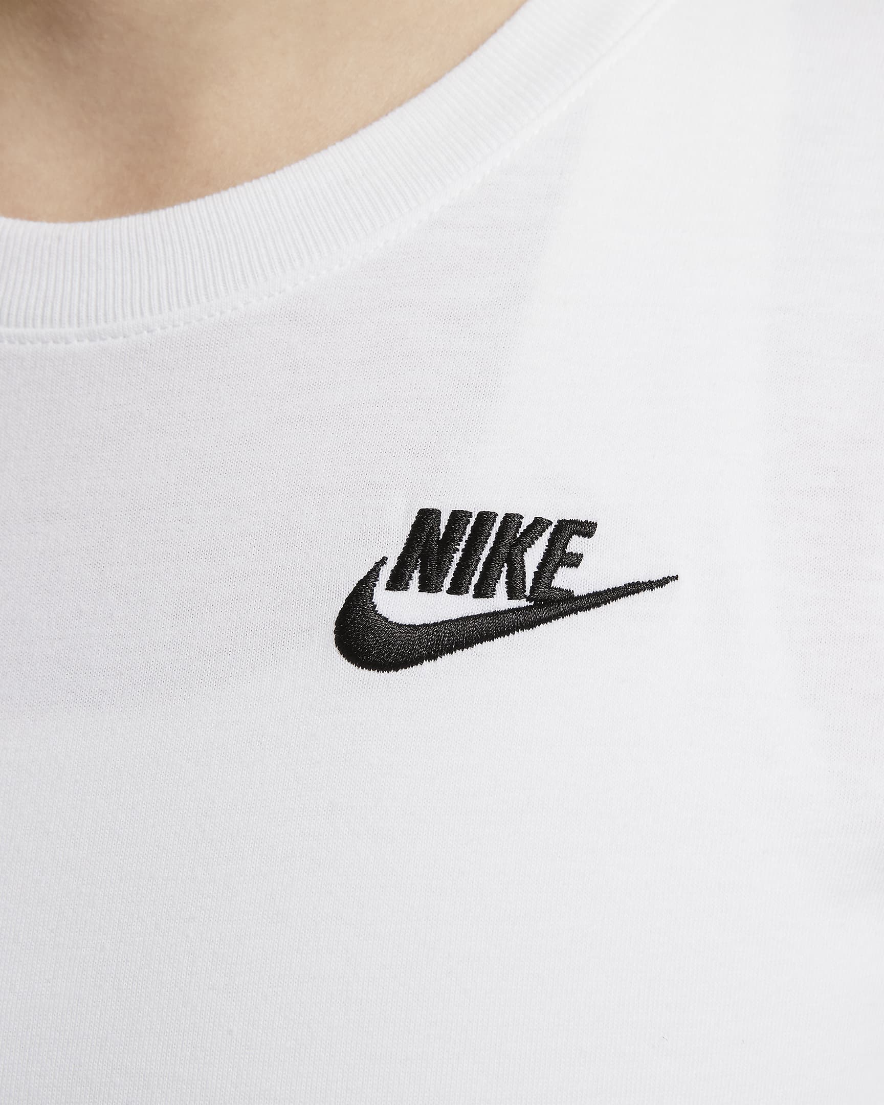 Nike Sportswear Club Essentials Damen-T-Shirt - Weiß/Schwarz