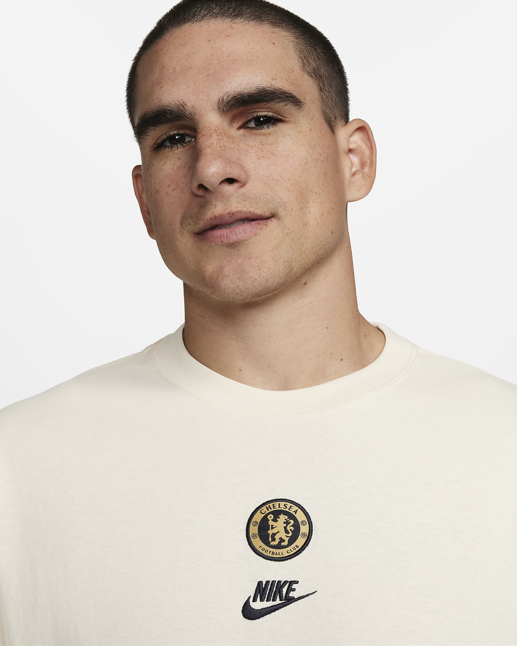 Chelsea F.C. Premium Essentials Men's Nike Football TShirt. Nike HU