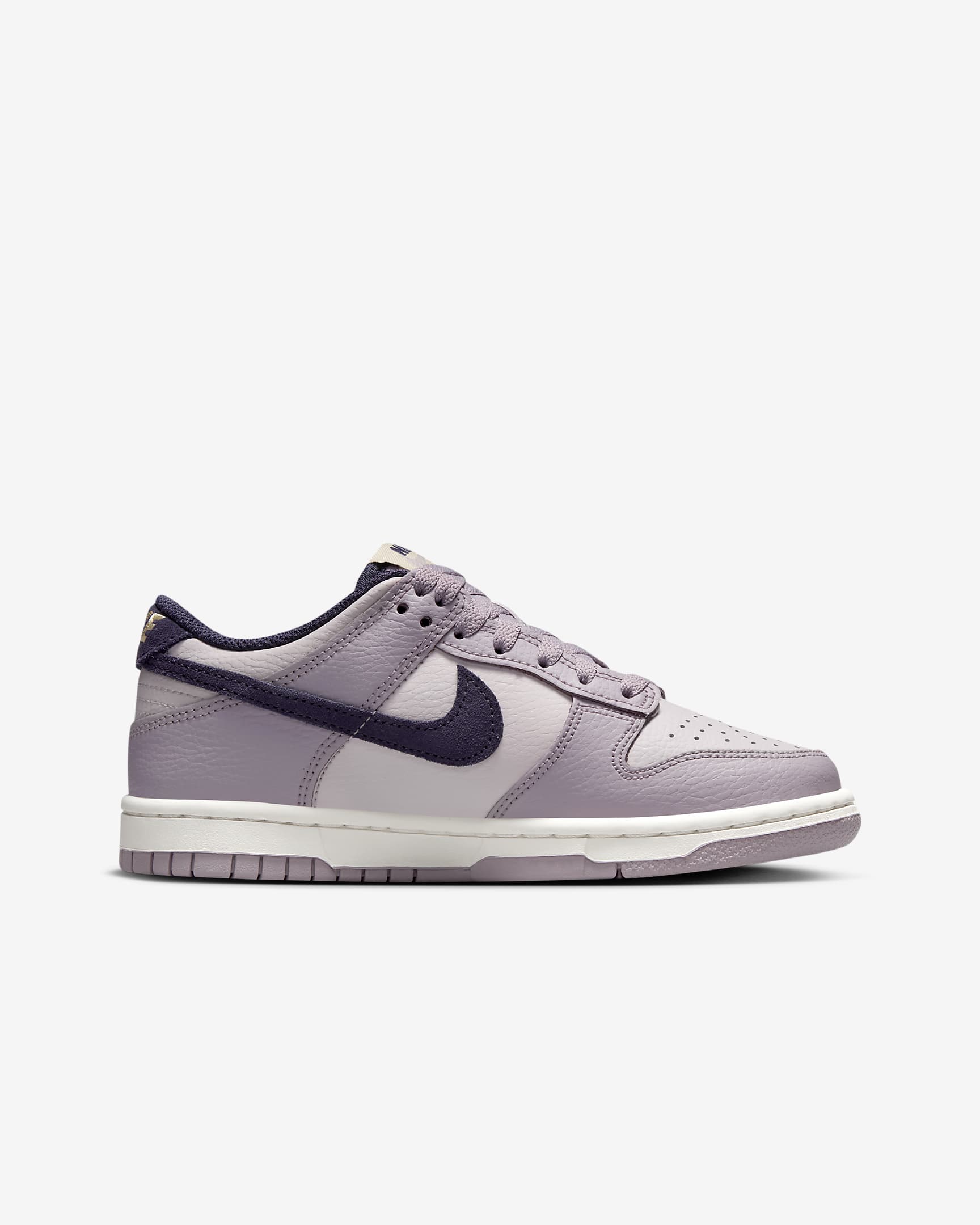 Nike Dunk Low Schuh für ältere Kinder - Light Violet Ore/Platinum Violet/Team Gold/Dark Raisin