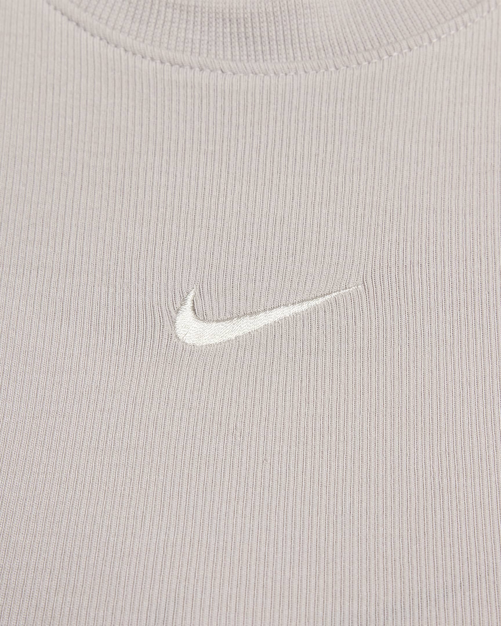 Damska przylegająca koszulka bez rękawów w drobny prążek o skróconym kroju Nike Sportswear Chill Knit - Platinum Violet/Sail