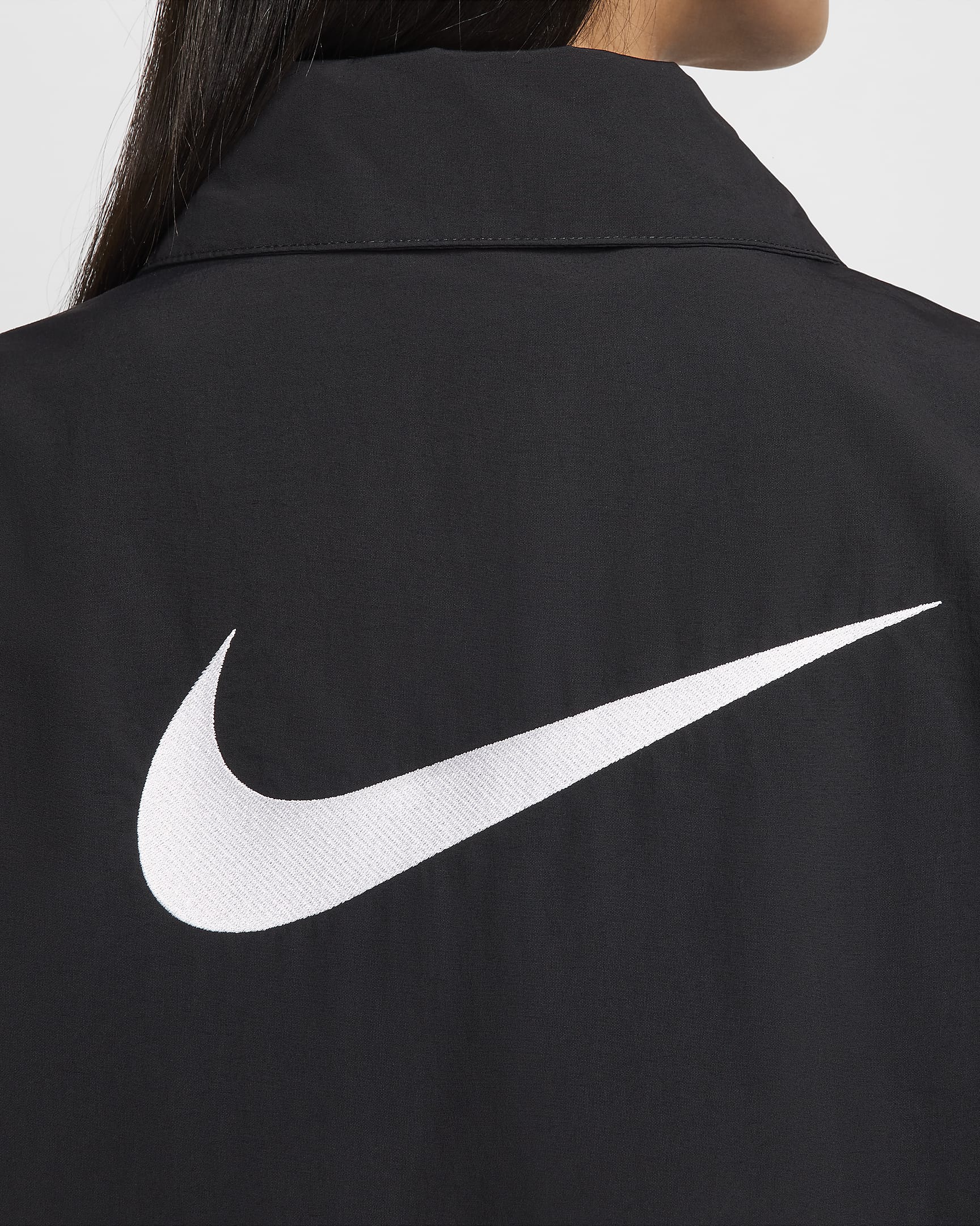 Oversized, vævet Nike Sportswear Essential UV-trænerjakke til kvinder - sort/hvid