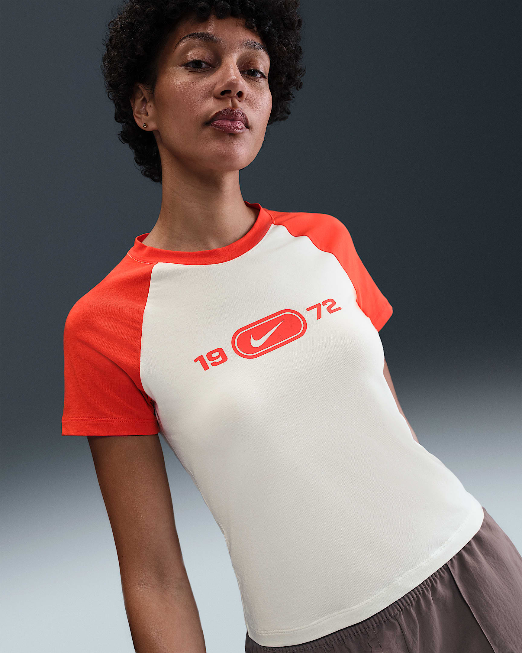 Slank maskinstrikket Nike Sportswear Chill-T-shirt med grafik til kvinder - Sail/Picante Red